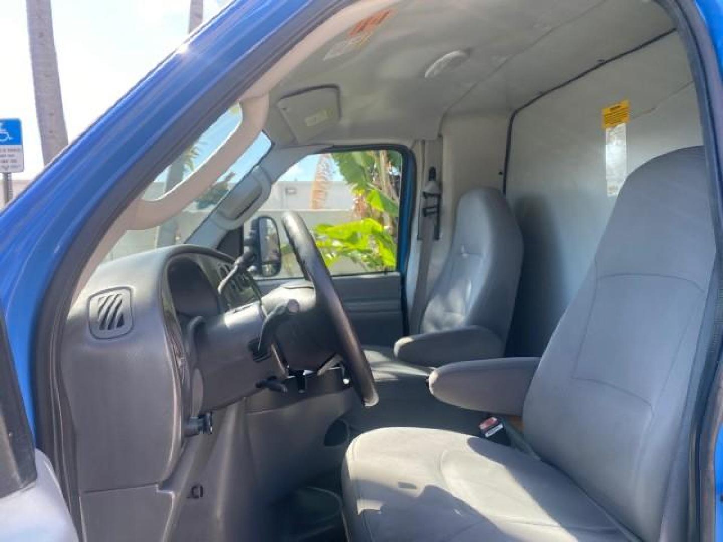 2006 True Blue Metallic /Medium Flint Ford Econoline Commercial Cutaway LOW MILES 27,641 1 OWNER (1FDWE35L16H) with an 5.4L SOHC EFI Triton V8 Engine engine, Automatic transmission, located at 4701 North Dixie Hwy, Pompano Beach, FL, 33064, (954) 422-2889, 26.240938, -80.123474 - OUR WEBPAGE FLORIDACARS1.COM HAS OVER 100 PHOTOS AND FREE CARFAX LINK 2006 FORD E350 SUPER DUTY 1 OWNER DUTY 13 FT BOX TRUCK VIN: 1FDWE35L16HB37597 1 F D W E 3 5 L 1 6 H B 3 7 5 9 7 CUTAWAY 5.4L V8 F GASOLINE REAR WHEEL DRIVE Features ABS Brakes Air Conditioning AM/FM Stereo Automatic Transmission V- Photo#43