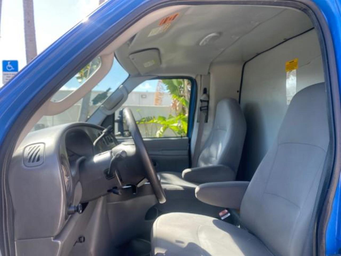 2006 True Blue Metallic /Medium Flint Ford Econoline Commercial Cutaway LOW MILES 27,641 1 OWNER (1FDWE35L16H) with an 5.4L SOHC EFI Triton V8 Engine engine, Automatic transmission, located at 4701 North Dixie Hwy, Pompano Beach, FL, 33064, (954) 422-2889, 26.240938, -80.123474 - OUR WEBPAGE FLORIDACARS1.COM HAS OVER 100 PHOTOS AND FREE CARFAX LINK 2006 FORD E350 SUPER DUTY 1 OWNER DUTY 13 FT BOX TRUCK VIN: 1FDWE35L16HB37597 1 F D W E 3 5 L 1 6 H B 3 7 5 9 7 CUTAWAY 5.4L V8 F GASOLINE REAR WHEEL DRIVE Features ABS Brakes Air Conditioning AM/FM Stereo Automatic Transmission V- Photo#44