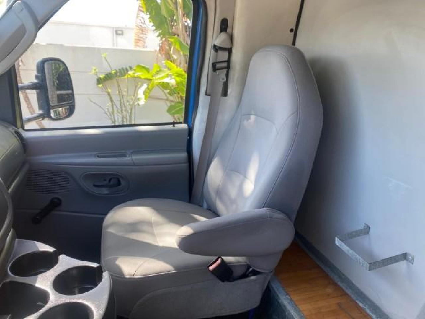 2006 True Blue Metallic /Medium Flint Ford Econoline Commercial Cutaway LOW MILES 27,641 1 OWNER (1FDWE35L16H) with an 5.4L SOHC EFI Triton V8 Engine engine, Automatic transmission, located at 4701 North Dixie Hwy, Pompano Beach, FL, 33064, (954) 422-2889, 26.240938, -80.123474 - OUR WEBPAGE FLORIDACARS1.COM HAS OVER 100 PHOTOS AND FREE CARFAX LINK 2006 FORD E350 SUPER DUTY 1 OWNER DUTY 13 FT BOX TRUCK VIN: 1FDWE35L16HB37597 1 F D W E 3 5 L 1 6 H B 3 7 5 9 7 CUTAWAY 5.4L V8 F GASOLINE REAR WHEEL DRIVE Features ABS Brakes Air Conditioning AM/FM Stereo Automatic Transmission V- Photo#66