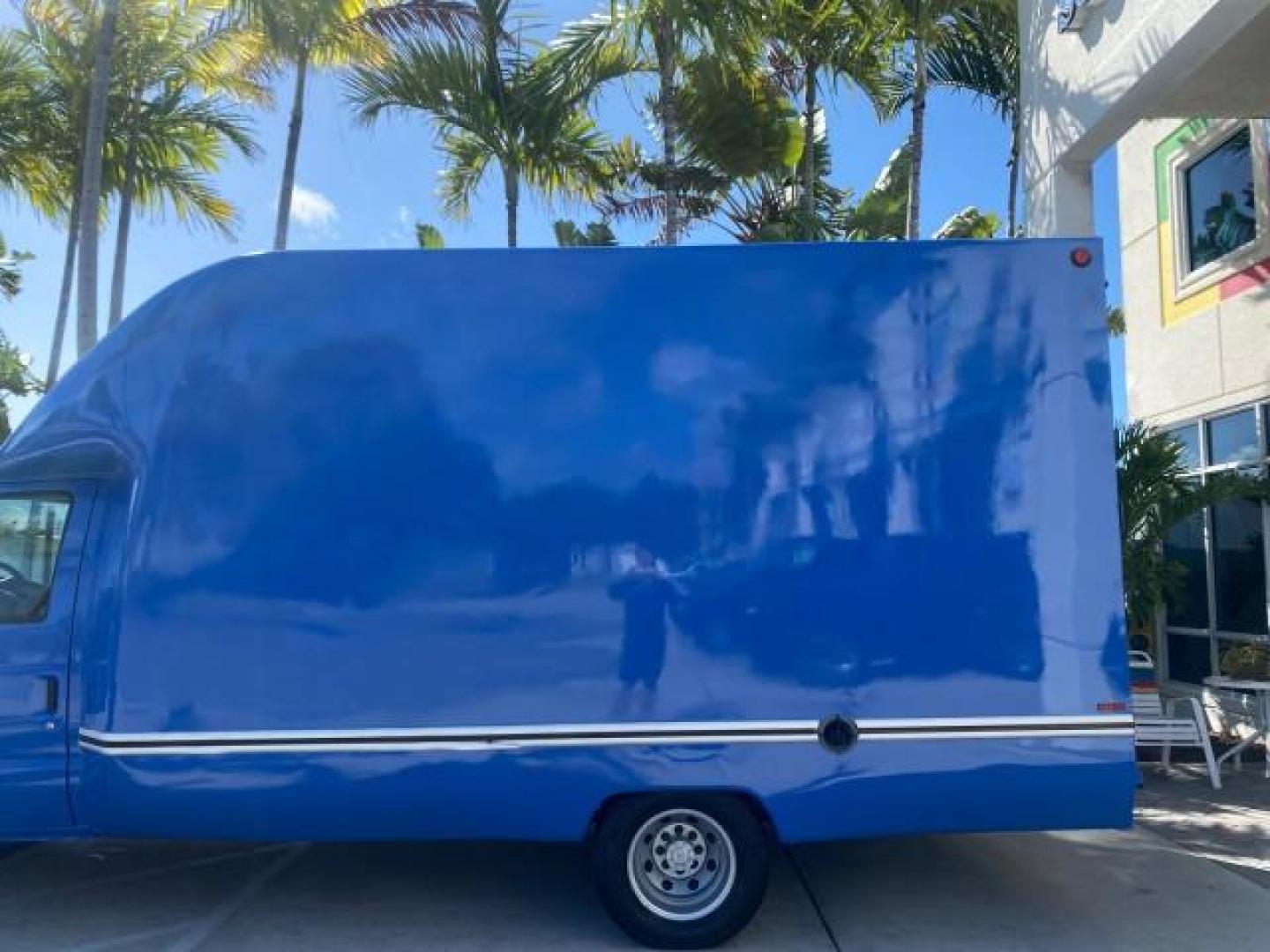 2006 True Blue Metallic /Medium Flint Ford Econoline Commercial Cutaway LOW MILES 27,641 1 OWNER (1FDWE35L16H) with an 5.4L SOHC EFI Triton V8 Engine engine, Automatic transmission, located at 4701 North Dixie Hwy, Pompano Beach, FL, 33064, (954) 422-2889, 26.240938, -80.123474 - OUR WEBPAGE FLORIDACARS1.COM HAS OVER 100 PHOTOS AND FREE CARFAX LINK 2006 FORD E350 SUPER DUTY 1 OWNER DUTY 13 FT BOX TRUCK VIN: 1FDWE35L16HB37597 1 F D W E 3 5 L 1 6 H B 3 7 5 9 7 CUTAWAY 5.4L V8 F GASOLINE REAR WHEEL DRIVE Features ABS Brakes Air Conditioning AM/FM Stereo Automatic Transmission V- Photo#71