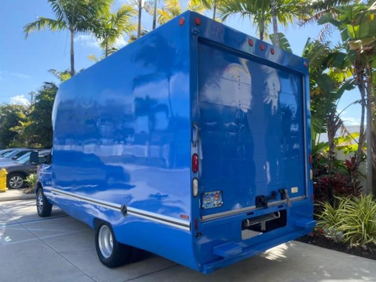 2006 True Blue Metallic /Medium Flint Ford Econoline Commercial Cutaway LOW MILES 27,641 1 OWNER (1FDWE35L16H) with an 5.4L SOHC EFI Triton V8 Engine engine, Automatic transmission, located at 4701 North Dixie Hwy, Pompano Beach, FL, 33064, (954) 422-2889, 26.240938, -80.123474 - OUR WEBPAGE FLORIDACARS1.COM HAS OVER 100 PHOTOS AND FREE CARFAX LINK 2006 FORD E350 SUPER DUTY 1 OWNER DUTY 13 FT BOX TRUCK VIN: 1FDWE35L16HB37597 1 F D W E 3 5 L 1 6 H B 3 7 5 9 7 CUTAWAY 5.4L V8 F GASOLINE REAR WHEEL DRIVE Features ABS Brakes Air Conditioning AM/FM Stereo Automatic Transmission V- Photo#75