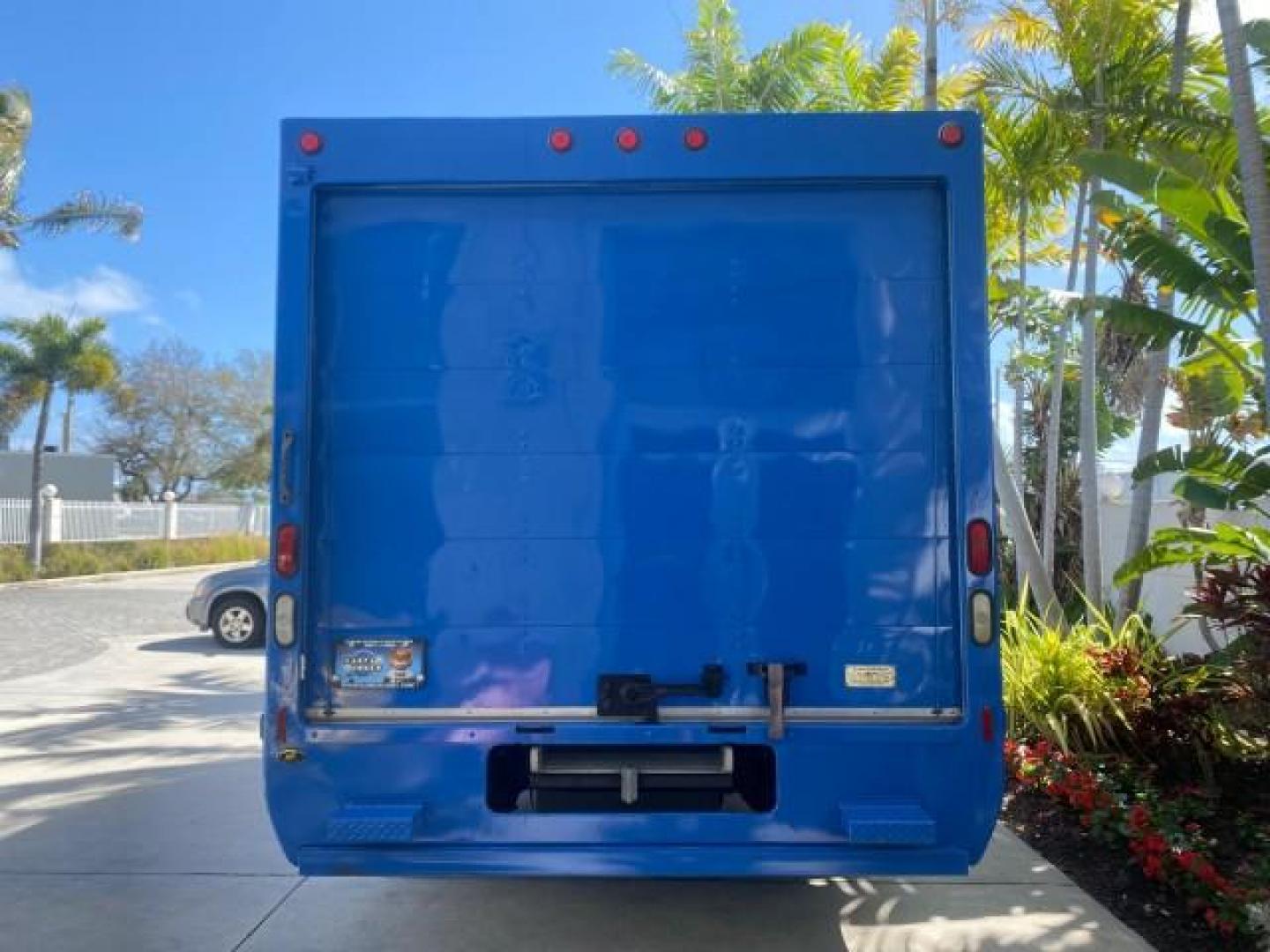 2006 True Blue Metallic /Medium Flint Ford Econoline Commercial Cutaway LOW MILES 27,641 1 OWNER (1FDWE35L16H) with an 5.4L SOHC EFI Triton V8 Engine engine, Automatic transmission, located at 4701 North Dixie Hwy, Pompano Beach, FL, 33064, (954) 422-2889, 26.240938, -80.123474 - OUR WEBPAGE FLORIDACARS1.COM HAS OVER 100 PHOTOS AND FREE CARFAX LINK 2006 FORD E350 SUPER DUTY 1 OWNER DUTY 13 FT BOX TRUCK VIN: 1FDWE35L16HB37597 1 F D W E 3 5 L 1 6 H B 3 7 5 9 7 CUTAWAY 5.4L V8 F GASOLINE REAR WHEEL DRIVE Features ABS Brakes Air Conditioning AM/FM Stereo Automatic Transmission V- Photo#76