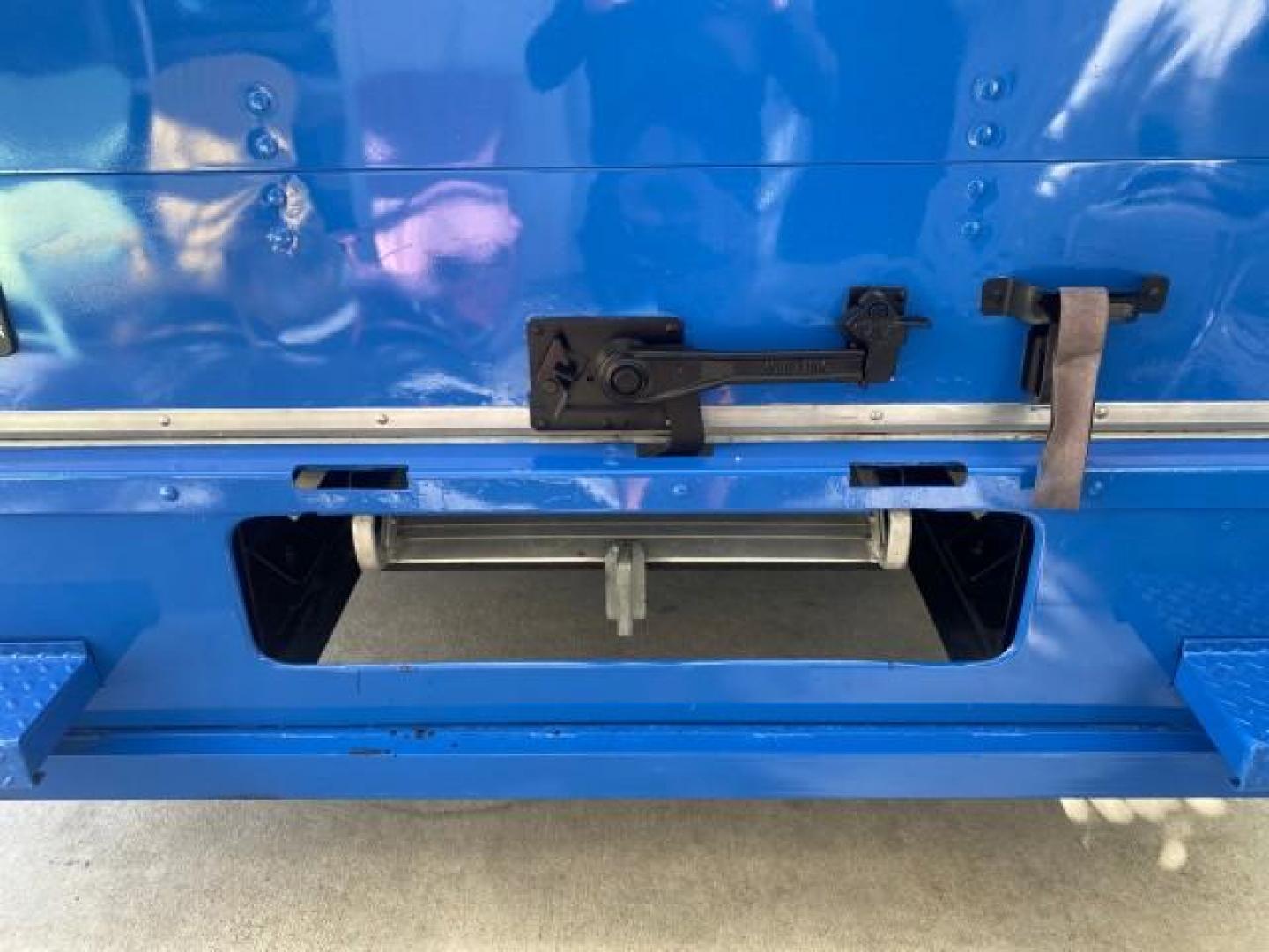 2006 True Blue Metallic /Medium Flint Ford Econoline Commercial Cutaway LOW MILES 27,641 1 OWNER (1FDWE35L16H) with an 5.4L SOHC EFI Triton V8 Engine engine, Automatic transmission, located at 4701 North Dixie Hwy, Pompano Beach, FL, 33064, (954) 422-2889, 26.240938, -80.123474 - OUR WEBPAGE FLORIDACARS1.COM HAS OVER 100 PHOTOS AND FREE CARFAX LINK 2006 FORD E350 SUPER DUTY 1 OWNER DUTY 13 FT BOX TRUCK VIN: 1FDWE35L16HB37597 1 F D W E 3 5 L 1 6 H B 3 7 5 9 7 CUTAWAY 5.4L V8 F GASOLINE REAR WHEEL DRIVE Features ABS Brakes Air Conditioning AM/FM Stereo Automatic Transmission V- Photo#77