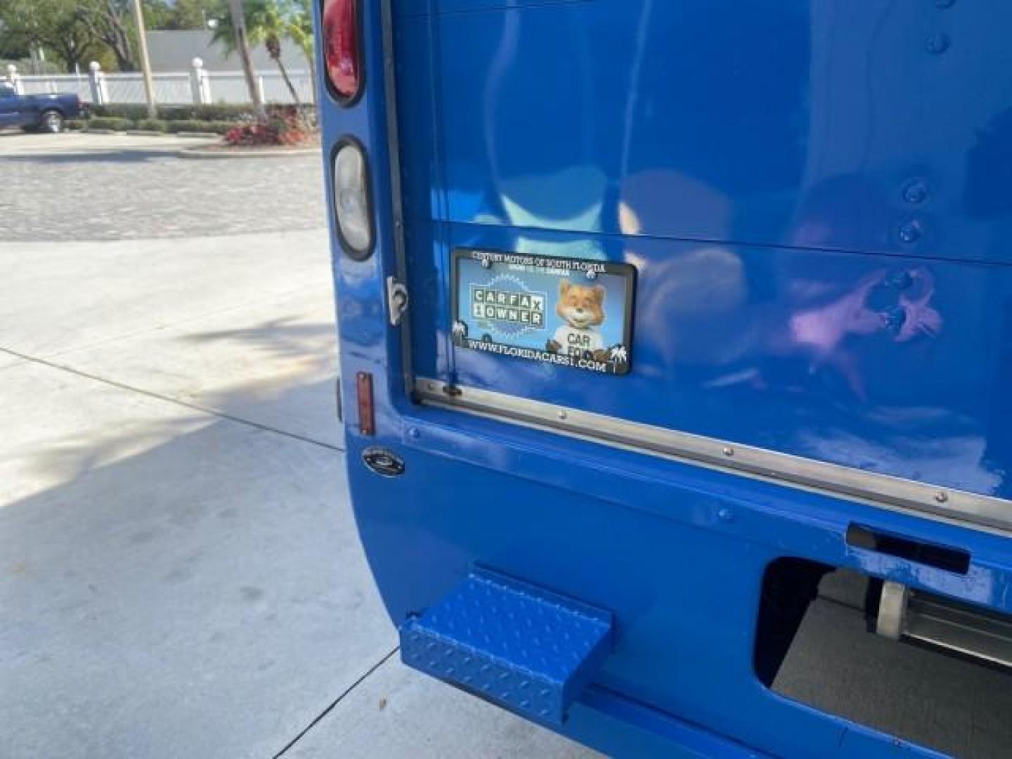 2006 True Blue Metallic /Medium Flint Ford Econoline Commercial Cutaway LOW MILES 27,641 1 OWNER (1FDWE35L16H) with an 5.4L SOHC EFI Triton V8 Engine engine, Automatic transmission, located at 4701 North Dixie Hwy, Pompano Beach, FL, 33064, (954) 422-2889, 26.240938, -80.123474 - OUR WEBPAGE FLORIDACARS1.COM HAS OVER 100 PHOTOS AND FREE CARFAX LINK 2006 FORD E350 SUPER DUTY 1 OWNER DUTY 13 FT BOX TRUCK VIN: 1FDWE35L16HB37597 1 F D W E 3 5 L 1 6 H B 3 7 5 9 7 CUTAWAY 5.4L V8 F GASOLINE REAR WHEEL DRIVE Features ABS Brakes Air Conditioning AM/FM Stereo Automatic Transmission V- Photo#78