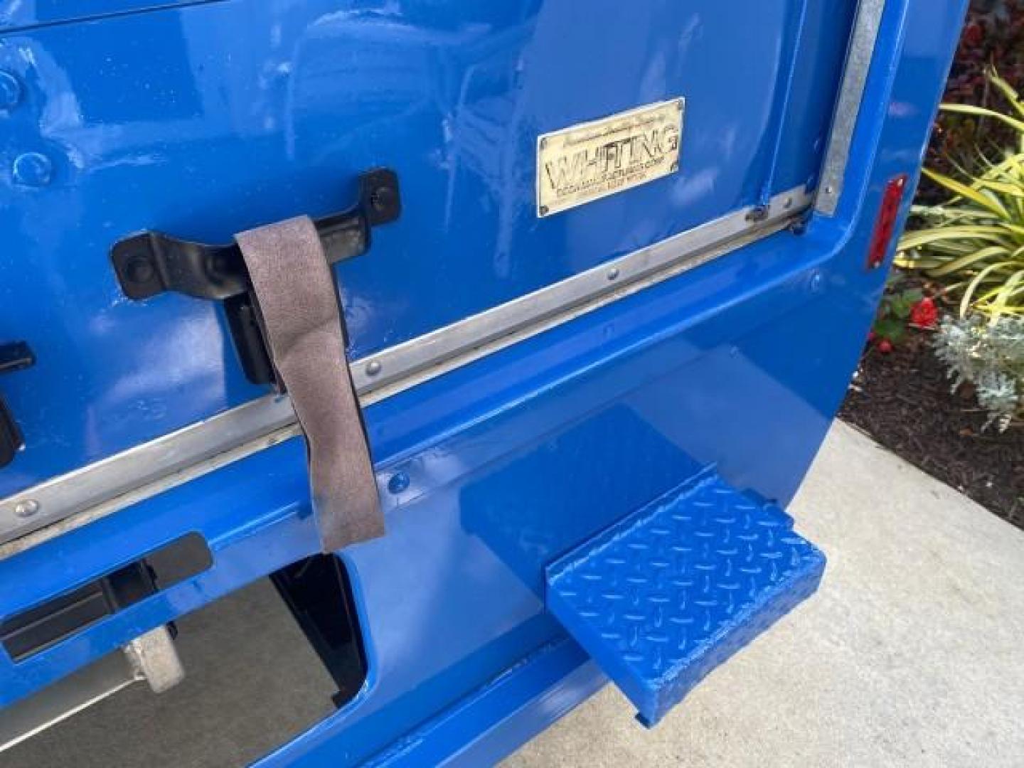 2006 True Blue Metallic /Medium Flint Ford Econoline Commercial Cutaway LOW MILES 27,641 1 OWNER (1FDWE35L16H) with an 5.4L SOHC EFI Triton V8 Engine engine, Automatic transmission, located at 4701 North Dixie Hwy, Pompano Beach, FL, 33064, (954) 422-2889, 26.240938, -80.123474 - OUR WEBPAGE FLORIDACARS1.COM HAS OVER 100 PHOTOS AND FREE CARFAX LINK 2006 FORD E350 SUPER DUTY 1 OWNER DUTY 13 FT BOX TRUCK VIN: 1FDWE35L16HB37597 1 F D W E 3 5 L 1 6 H B 3 7 5 9 7 CUTAWAY 5.4L V8 F GASOLINE REAR WHEEL DRIVE Features ABS Brakes Air Conditioning AM/FM Stereo Automatic Transmission V- Photo#82