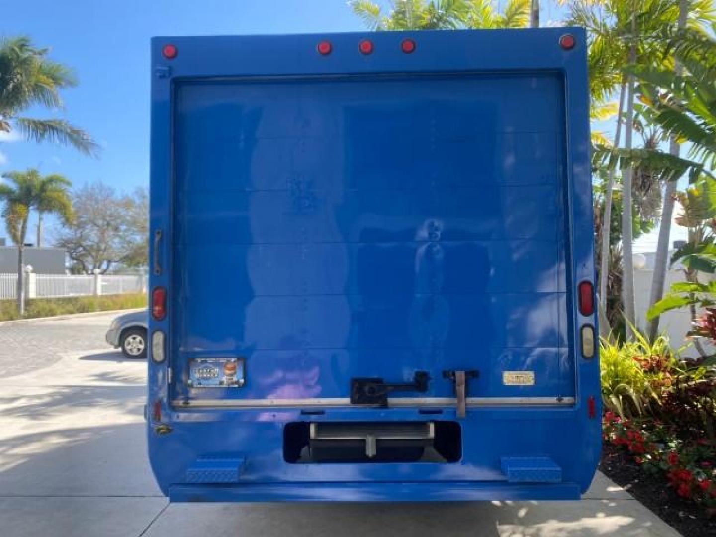 2006 True Blue Metallic /Medium Flint Ford Econoline Commercial Cutaway LOW MILES 27,641 1 OWNER (1FDWE35L16H) with an 5.4L SOHC EFI Triton V8 Engine engine, Automatic transmission, located at 4701 North Dixie Hwy, Pompano Beach, FL, 33064, (954) 422-2889, 26.240938, -80.123474 - OUR WEBPAGE FLORIDACARS1.COM HAS OVER 100 PHOTOS AND FREE CARFAX LINK 2006 FORD E350 SUPER DUTY 1 OWNER DUTY 13 FT BOX TRUCK VIN: 1FDWE35L16HB37597 1 F D W E 3 5 L 1 6 H B 3 7 5 9 7 CUTAWAY 5.4L V8 F GASOLINE REAR WHEEL DRIVE Features ABS Brakes Air Conditioning AM/FM Stereo Automatic Transmission V- Photo#85