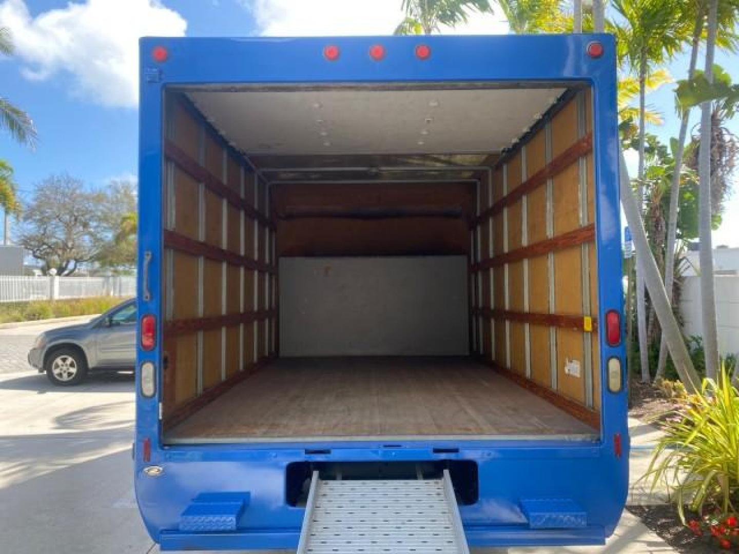 2006 True Blue Metallic /Medium Flint Ford Econoline Commercial Cutaway LOW MILES 27,641 1 OWNER (1FDWE35L16H) with an 5.4L SOHC EFI Triton V8 Engine engine, Automatic transmission, located at 4701 North Dixie Hwy, Pompano Beach, FL, 33064, (954) 422-2889, 26.240938, -80.123474 - OUR WEBPAGE FLORIDACARS1.COM HAS OVER 100 PHOTOS AND FREE CARFAX LINK 2006 FORD E350 SUPER DUTY 1 OWNER DUTY 13 FT BOX TRUCK VIN: 1FDWE35L16HB37597 1 F D W E 3 5 L 1 6 H B 3 7 5 9 7 CUTAWAY 5.4L V8 F GASOLINE REAR WHEEL DRIVE Features ABS Brakes Air Conditioning AM/FM Stereo Automatic Transmission V- Photo#89