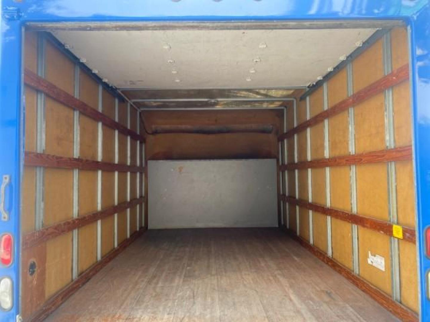 2006 True Blue Metallic /Medium Flint Ford Econoline Commercial Cutaway LOW MILES 27,641 1 OWNER (1FDWE35L16H) with an 5.4L SOHC EFI Triton V8 Engine engine, Automatic transmission, located at 4701 North Dixie Hwy, Pompano Beach, FL, 33064, (954) 422-2889, 26.240938, -80.123474 - OUR WEBPAGE FLORIDACARS1.COM HAS OVER 100 PHOTOS AND FREE CARFAX LINK 2006 FORD E350 SUPER DUTY 1 OWNER DUTY 13 FT BOX TRUCK VIN: 1FDWE35L16HB37597 1 F D W E 3 5 L 1 6 H B 3 7 5 9 7 CUTAWAY 5.4L V8 F GASOLINE REAR WHEEL DRIVE Features ABS Brakes Air Conditioning AM/FM Stereo Automatic Transmission V- Photo#90