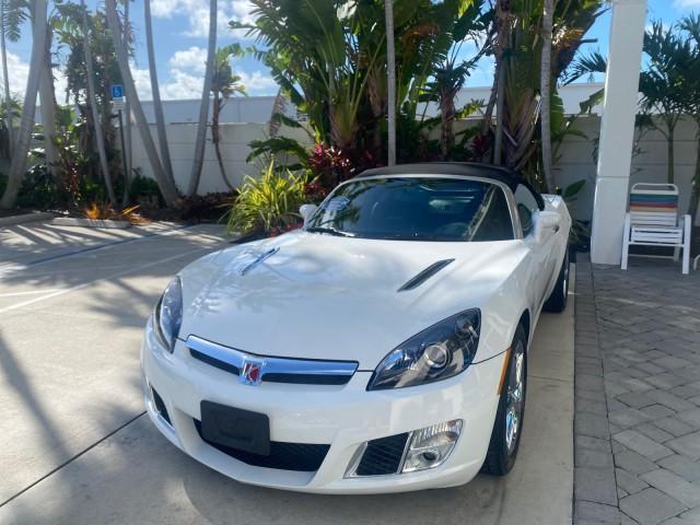 2008 Polar White /Black Saturn Sky Red Line LOW MILES 29,810 SOFT TOP (1G8MF35X78Y) with an Turbocharged And Intercooled Ecotec 2.0L VVT DOHC 4-Cyl Aluminum Engine engine, Automatic transmission, located at 4701 North Dixie Hwy, Pompano Beach, FL, 33064, (954) 422-2889, 26.240938, -80.123474 - OUR WEBPAGE FLORIDACARS1.COM HAS OVER 100 PHOTOS AND FREE CARFAX LINK 2008 SATURN SKY RED LINE TOP OF THE LINE TURBO FAST VIN: 1G8MF35X78Y121221 1 G 8 M F 3 5 X 7 8 Y 1 2 1 2 2 1 CONVERTIBLE 2.0L I4 F DOHC GASOLINE 31 MPG REAR WHEEL DRIVE Features ABS Brakes Air Conditioning Alloy Wheels AM/FM Stere - Photo#3