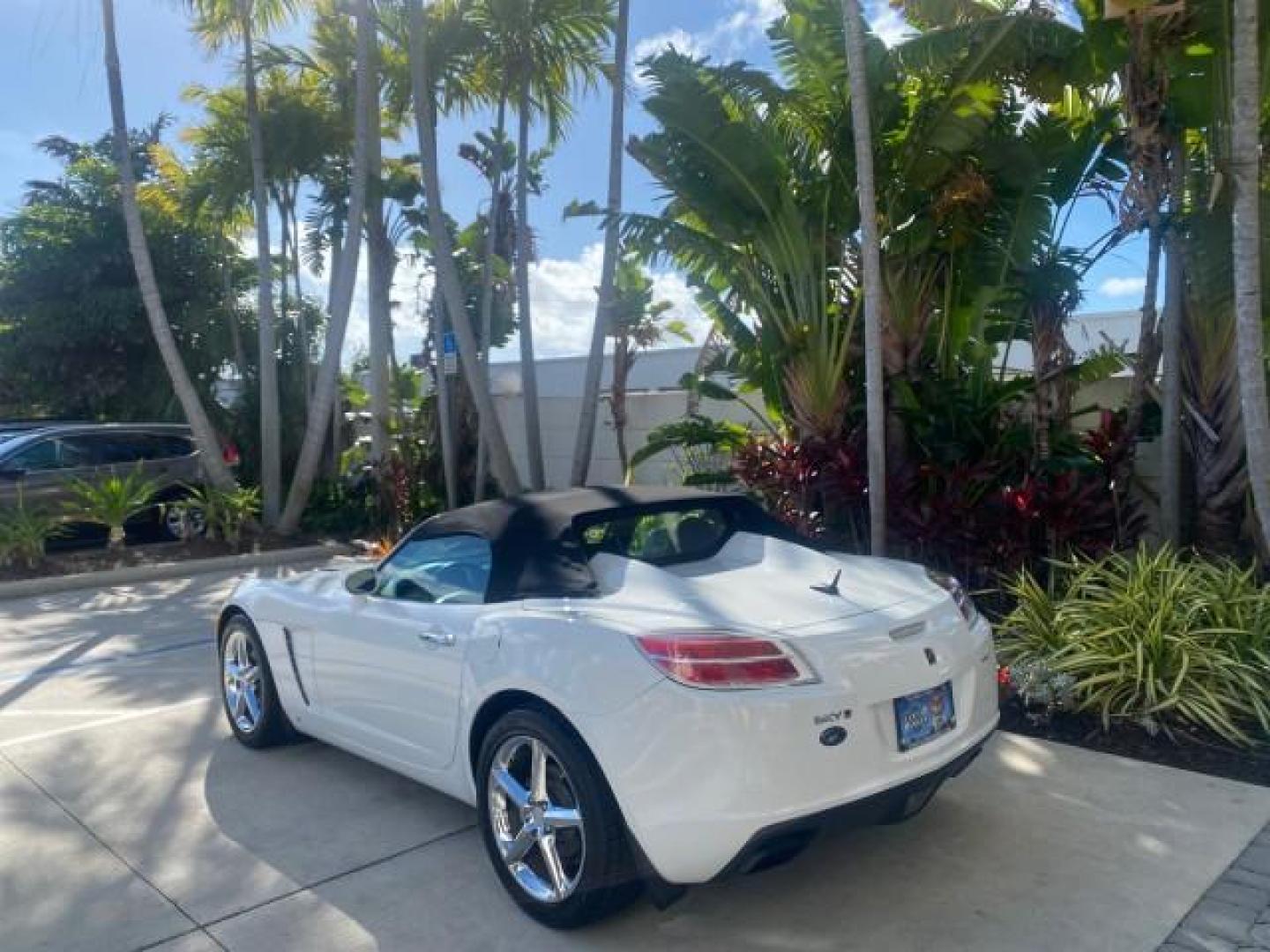 2008 Polar White /Black Saturn Sky Red Line LOW MILES 29,810 SOFT TOP (1G8MF35X78Y) with an Turbocharged And Intercooled Ecotec 2.0L VVT DOHC 4-Cyl Aluminum Engine engine, Automatic transmission, located at 4701 North Dixie Hwy, Pompano Beach, FL, 33064, (954) 422-2889, 26.240938, -80.123474 - OUR WEBPAGE FLORIDACARS1.COM HAS OVER 100 PHOTOS AND FREE CARFAX LINK 2008 SATURN SKY RED LINE TOP OF THE LINE TURBO FAST VIN: 1G8MF35X78Y121221 1 G 8 M F 3 5 X 7 8 Y 1 2 1 2 2 1 CONVERTIBLE 2.0L I4 F DOHC GASOLINE 31 MPG REAR WHEEL DRIVE Features ABS Brakes Air Conditioning Alloy Wheels AM/FM Stere - Photo#5