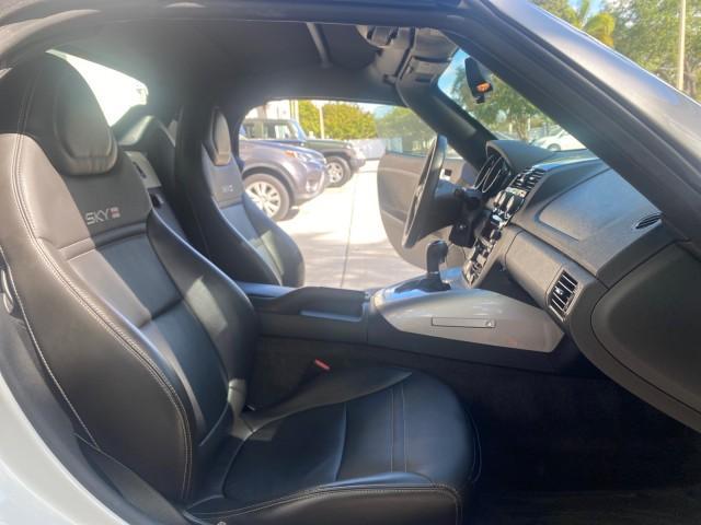 2008 Polar White /Black Saturn Sky Red Line LOW MILES 29,810 SOFT TOP (1G8MF35X78Y) with an Turbocharged And Intercooled Ecotec 2.0L VVT DOHC 4-Cyl Aluminum Engine engine, Automatic transmission, located at 4701 North Dixie Hwy, Pompano Beach, FL, 33064, (954) 422-2889, 26.240938, -80.123474 - OUR WEBPAGE FLORIDACARS1.COM HAS OVER 100 PHOTOS AND FREE CARFAX LINK 2008 SATURN SKY RED LINE TOP OF THE LINE TURBO FAST VIN: 1G8MF35X78Y121221 1 G 8 M F 3 5 X 7 8 Y 1 2 1 2 2 1 CONVERTIBLE 2.0L I4 F DOHC GASOLINE 31 MPG REAR WHEEL DRIVE Features ABS Brakes Air Conditioning Alloy Wheels AM/FM Stere - Photo#12