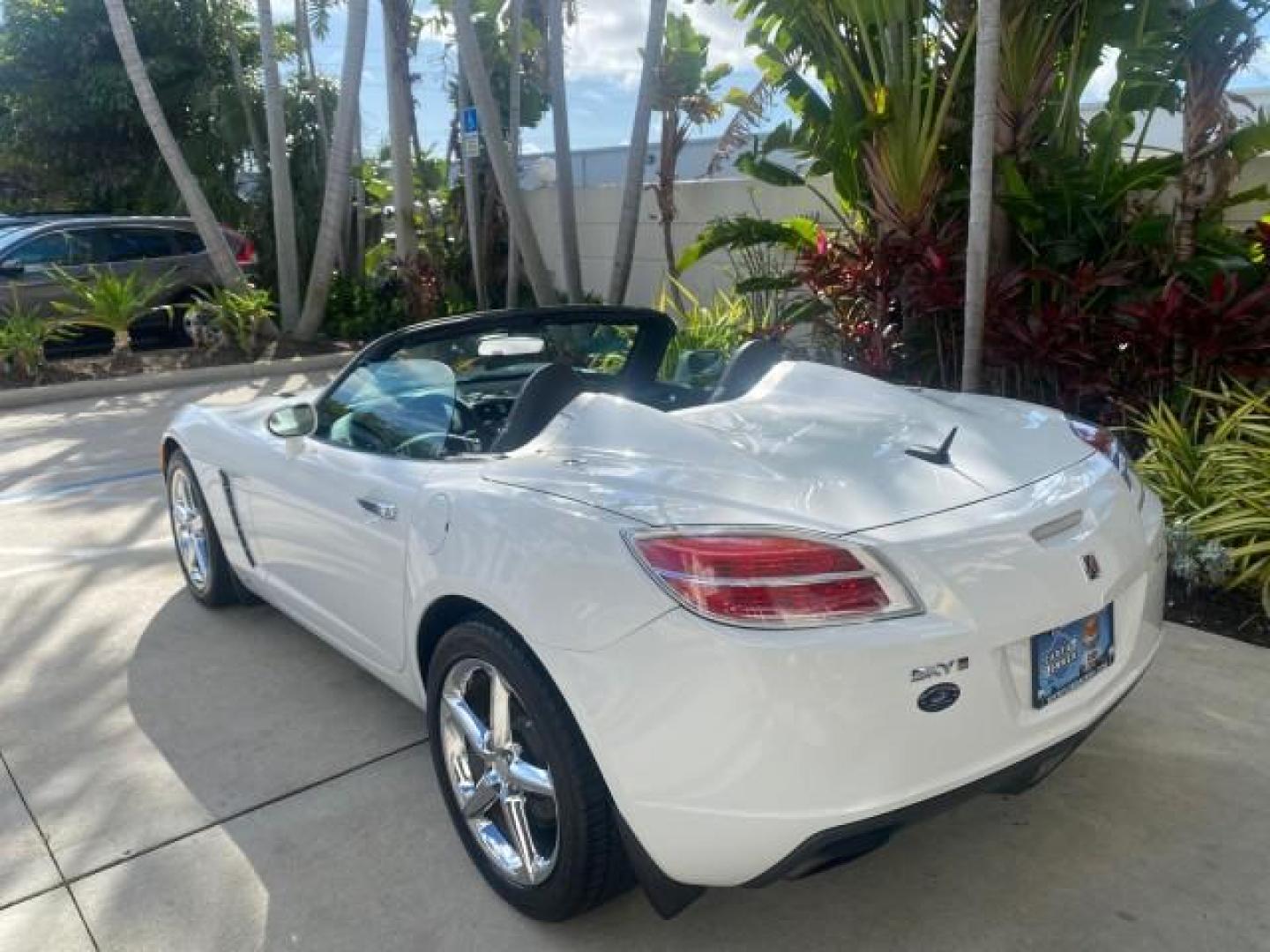 2008 Polar White /Black Saturn Sky Red Line LOW MILES 29,810 SOFT TOP (1G8MF35X78Y) with an Turbocharged And Intercooled Ecotec 2.0L VVT DOHC 4-Cyl Aluminum Engine engine, Automatic transmission, located at 4701 North Dixie Hwy, Pompano Beach, FL, 33064, (954) 422-2889, 26.240938, -80.123474 - OUR WEBPAGE FLORIDACARS1.COM HAS OVER 100 PHOTOS AND FREE CARFAX LINK 2008 SATURN SKY RED LINE TOP OF THE LINE TURBO FAST VIN: 1G8MF35X78Y121221 1 G 8 M F 3 5 X 7 8 Y 1 2 1 2 2 1 CONVERTIBLE 2.0L I4 F DOHC GASOLINE 31 MPG REAR WHEEL DRIVE Features ABS Brakes Air Conditioning Alloy Wheels AM/FM Stere - Photo#43
