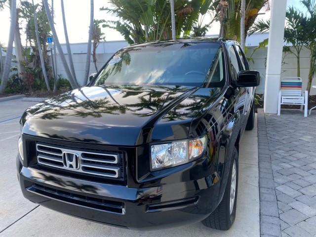 2007 Formal Black /Gray Honda Ridgeline RTL w/Leather 1 OWNER FL (2HJYK16557H) with an 3.5L SOHC PGM-FI 24-Valve VTEC V6 Engine engine, Automatic transmission, located at 4701 North Dixie Hwy, Pompano Beach, FL, 33064, (954) 422-2889, 26.240938, -80.123474 - OUR WEBPAGE FLORIDACARS1.COM HAS OVER 100 PHOTOS AND FREE CARFAX LINK 2007 HONDA RIDGELINE RTL 1 OWNER NEW $35,535 VIN: 2HJYK16557H543559 2 H J Y K 1 6 5 5 7 H 5 4 3 5 5 9 CREW PICKUP 3.5L V6 F SOHC 24V GASOLINE 21 MPG FRONT WHEEL DRIVE W/ 4X4 Features ABS Brakes Air Conditioning Alloy Wheels AM/FM - Photo#3