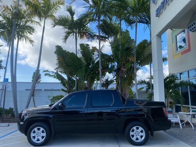 2007 Formal Black /Gray Honda Ridgeline RTL w/Leather 1 OWNER FL (2HJYK16557H) with an 3.5L SOHC PGM-FI 24-Valve VTEC V6 Engine engine, Automatic transmission, located at 4701 North Dixie Hwy, Pompano Beach, FL, 33064, (954) 422-2889, 26.240938, -80.123474 - OUR WEBPAGE FLORIDACARS1.COM HAS OVER 100 PHOTOS AND FREE CARFAX LINK 2007 HONDA RIDGELINE RTL 1 OWNER NEW $35,535 VIN: 2HJYK16557H543559 2 H J Y K 1 6 5 5 7 H 5 4 3 5 5 9 CREW PICKUP 3.5L V6 F SOHC 24V GASOLINE 21 MPG FRONT WHEEL DRIVE W/ 4X4 Features ABS Brakes Air Conditioning Alloy Wheels AM/FM - Photo#4