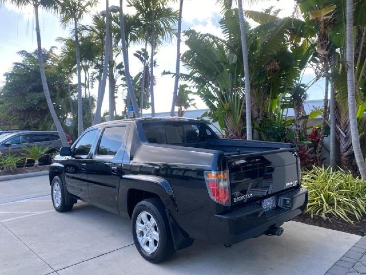2007 Formal Black /Gray Honda Ridgeline RTL w/Leather 1 OWNER FL (2HJYK16557H) with an 3.5L SOHC PGM-FI 24-Valve VTEC V6 Engine engine, Automatic transmission, located at 4701 North Dixie Hwy, Pompano Beach, FL, 33064, (954) 422-2889, 26.240938, -80.123474 - OUR WEBPAGE FLORIDACARS1.COM HAS OVER 100 PHOTOS AND FREE CARFAX LINK 2007 HONDA RIDGELINE RTL 1 OWNER NEW $35,535 VIN: 2HJYK16557H543559 2 H J Y K 1 6 5 5 7 H 5 4 3 5 5 9 CREW PICKUP 3.5L V6 F SOHC 24V GASOLINE 21 MPG FRONT WHEEL DRIVE W/ 4X4 Features ABS Brakes Air Conditioning Alloy Wheels AM/FM - Photo#5