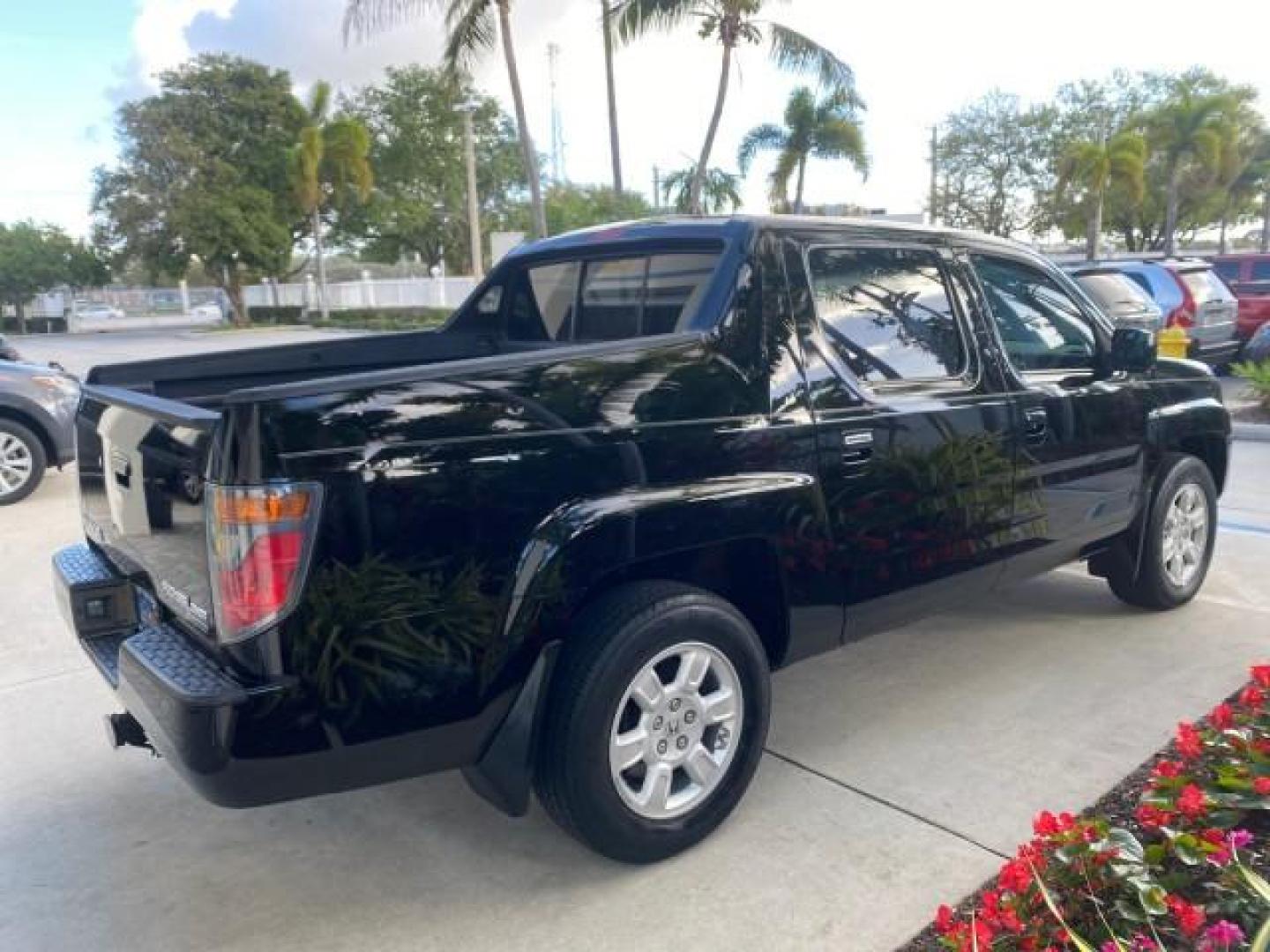 2007 Formal Black /Gray Honda Ridgeline RTL w/Leather 1 OWNER FL (2HJYK16557H) with an 3.5L SOHC PGM-FI 24-Valve VTEC V6 Engine engine, Automatic transmission, located at 4701 North Dixie Hwy, Pompano Beach, FL, 33064, (954) 422-2889, 26.240938, -80.123474 - OUR WEBPAGE FLORIDACARS1.COM HAS OVER 100 PHOTOS AND FREE CARFAX LINK 2007 HONDA RIDGELINE RTL 1 OWNER NEW $35,535 VIN: 2HJYK16557H543559 2 H J Y K 1 6 5 5 7 H 5 4 3 5 5 9 CREW PICKUP 3.5L V6 F SOHC 24V GASOLINE 21 MPG FRONT WHEEL DRIVE W/ 4X4 Features ABS Brakes Air Conditioning Alloy Wheels AM/FM - Photo#7