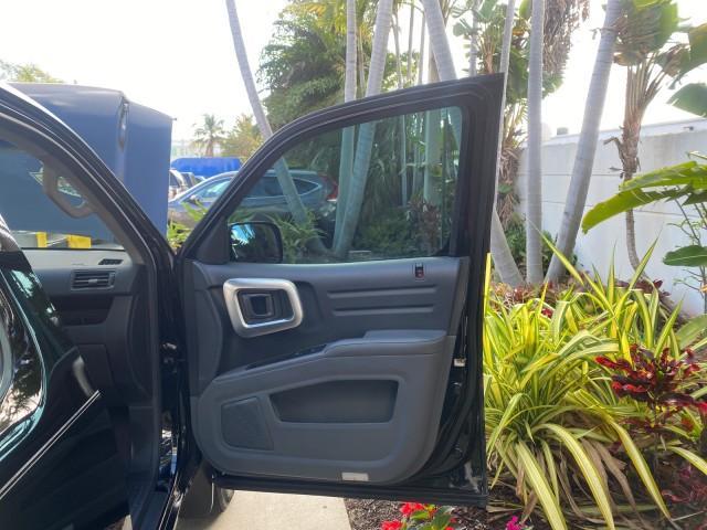 2007 Formal Black /Gray Honda Ridgeline RTL w/Leather 1 OWNER FL (2HJYK16557H) with an 3.5L SOHC PGM-FI 24-Valve VTEC V6 Engine engine, Automatic transmission, located at 4701 North Dixie Hwy, Pompano Beach, FL, 33064, (954) 422-2889, 26.240938, -80.123474 - OUR WEBPAGE FLORIDACARS1.COM HAS OVER 100 PHOTOS AND FREE CARFAX LINK 2007 HONDA RIDGELINE RTL 1 OWNER NEW $35,535 VIN: 2HJYK16557H543559 2 H J Y K 1 6 5 5 7 H 5 4 3 5 5 9 CREW PICKUP 3.5L V6 F SOHC 24V GASOLINE 21 MPG FRONT WHEEL DRIVE W/ 4X4 Features ABS Brakes Air Conditioning Alloy Wheels AM/FM - Photo#11