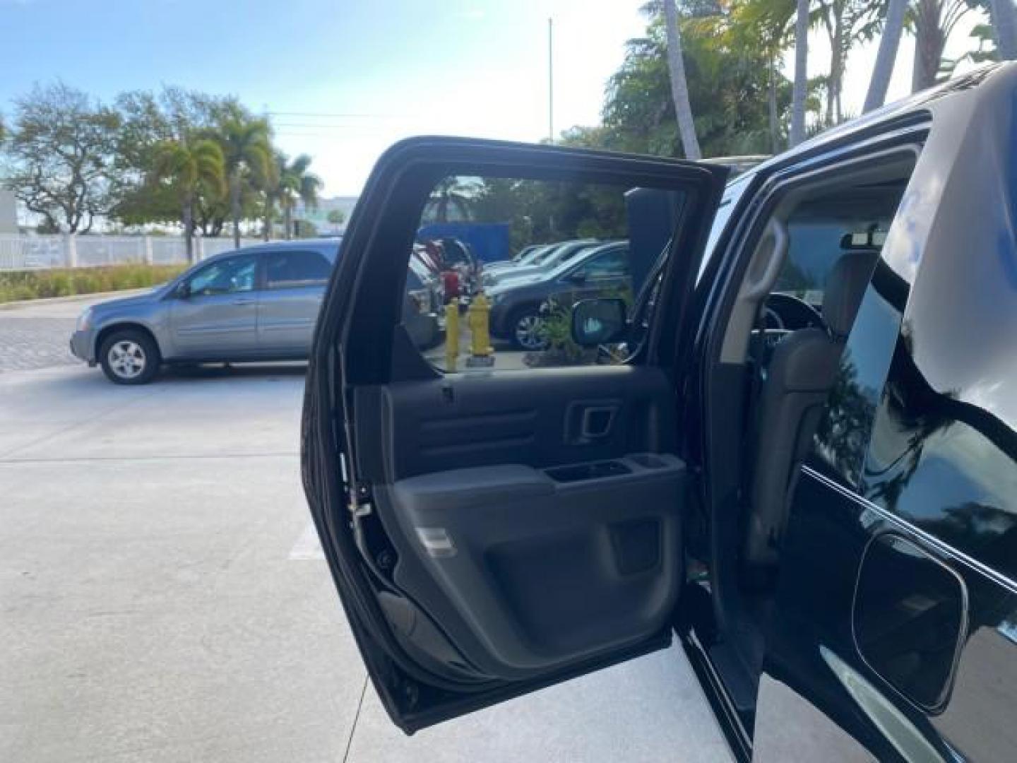 2007 Formal Black /Gray Honda Ridgeline RTL w/Leather 1 OWNER FL (2HJYK16557H) with an 3.5L SOHC PGM-FI 24-Valve VTEC V6 Engine engine, Automatic transmission, located at 4701 North Dixie Hwy, Pompano Beach, FL, 33064, (954) 422-2889, 26.240938, -80.123474 - OUR WEBPAGE FLORIDACARS1.COM HAS OVER 100 PHOTOS AND FREE CARFAX LINK 2007 HONDA RIDGELINE RTL 1 OWNER NEW $35,535 VIN: 2HJYK16557H543559 2 H J Y K 1 6 5 5 7 H 5 4 3 5 5 9 CREW PICKUP 3.5L V6 F SOHC 24V GASOLINE 21 MPG FRONT WHEEL DRIVE W/ 4X4 Features ABS Brakes Air Conditioning Alloy Wheels AM/FM - Photo#13