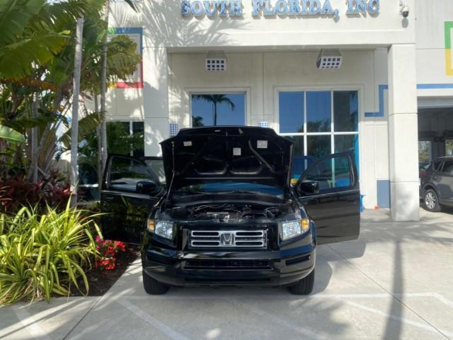 2007 Formal Black /Gray Honda Ridgeline RTL w/Leather 1 OWNER FL (2HJYK16557H) with an 3.5L SOHC PGM-FI 24-Valve VTEC V6 Engine engine, Automatic transmission, located at 4701 North Dixie Hwy, Pompano Beach, FL, 33064, (954) 422-2889, 26.240938, -80.123474 - OUR WEBPAGE FLORIDACARS1.COM HAS OVER 100 PHOTOS AND FREE CARFAX LINK 2007 HONDA RIDGELINE RTL 1 OWNER NEW $35,535 VIN: 2HJYK16557H543559 2 H J Y K 1 6 5 5 7 H 5 4 3 5 5 9 CREW PICKUP 3.5L V6 F SOHC 24V GASOLINE 21 MPG FRONT WHEEL DRIVE W/ 4X4 Features ABS Brakes Air Conditioning Alloy Wheels AM/FM - Photo#16