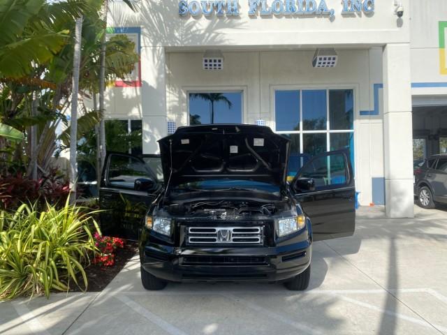 2007 Formal Black /Gray Honda Ridgeline RTL w/Leather 1 OWNER FL (2HJYK16557H) with an 3.5L SOHC PGM-FI 24-Valve VTEC V6 Engine engine, Automatic transmission, located at 4701 North Dixie Hwy, Pompano Beach, FL, 33064, (954) 422-2889, 26.240938, -80.123474 - OUR WEBPAGE FLORIDACARS1.COM HAS OVER 100 PHOTOS AND FREE CARFAX LINK 2007 HONDA RIDGELINE RTL 1 OWNER NEW $35,535 VIN: 2HJYK16557H543559 2 H J Y K 1 6 5 5 7 H 5 4 3 5 5 9 CREW PICKUP 3.5L V6 F SOHC 24V GASOLINE 21 MPG FRONT WHEEL DRIVE W/ 4X4 Features ABS Brakes Air Conditioning Alloy Wheels AM/FM - Photo#16