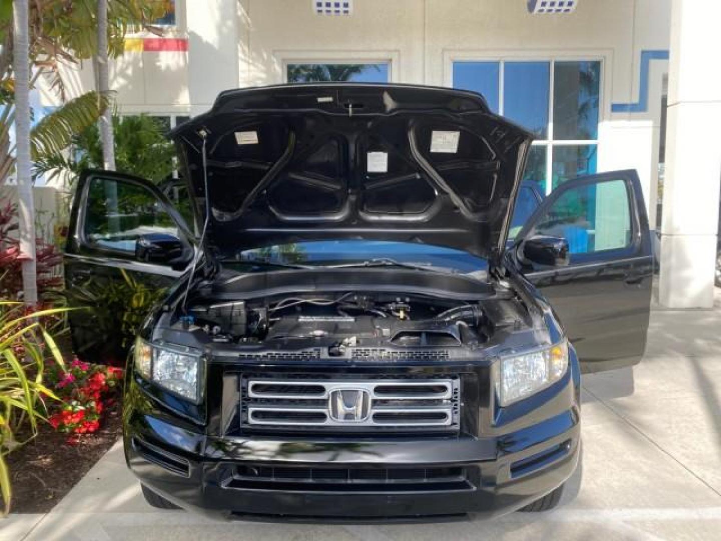 2007 Formal Black /Gray Honda Ridgeline RTL w/Leather 1 OWNER FL (2HJYK16557H) with an 3.5L SOHC PGM-FI 24-Valve VTEC V6 Engine engine, Automatic transmission, located at 4701 North Dixie Hwy, Pompano Beach, FL, 33064, (954) 422-2889, 26.240938, -80.123474 - OUR WEBPAGE FLORIDACARS1.COM HAS OVER 100 PHOTOS AND FREE CARFAX LINK 2007 HONDA RIDGELINE RTL 1 OWNER NEW $35,535 VIN: 2HJYK16557H543559 2 H J Y K 1 6 5 5 7 H 5 4 3 5 5 9 CREW PICKUP 3.5L V6 F SOHC 24V GASOLINE 21 MPG FRONT WHEEL DRIVE W/ 4X4 Features ABS Brakes Air Conditioning Alloy Wheels AM/FM - Photo#17