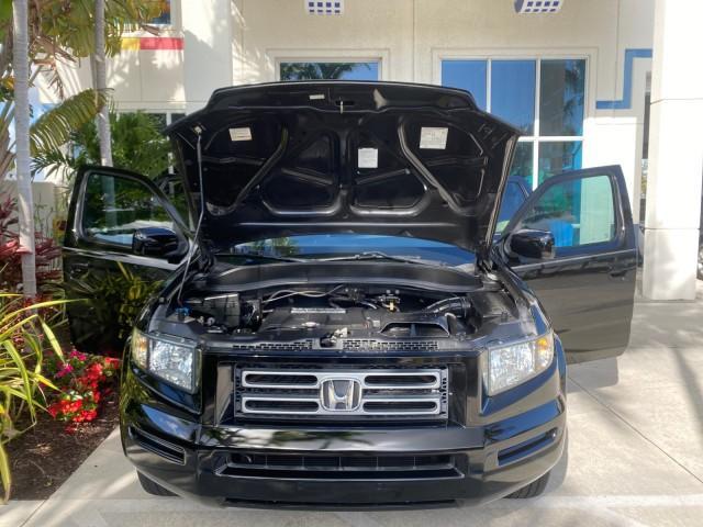 2007 Formal Black /Gray Honda Ridgeline RTL w/Leather 1 OWNER FL (2HJYK16557H) with an 3.5L SOHC PGM-FI 24-Valve VTEC V6 Engine engine, Automatic transmission, located at 4701 North Dixie Hwy, Pompano Beach, FL, 33064, (954) 422-2889, 26.240938, -80.123474 - OUR WEBPAGE FLORIDACARS1.COM HAS OVER 100 PHOTOS AND FREE CARFAX LINK 2007 HONDA RIDGELINE RTL 1 OWNER NEW $35,535 VIN: 2HJYK16557H543559 2 H J Y K 1 6 5 5 7 H 5 4 3 5 5 9 CREW PICKUP 3.5L V6 F SOHC 24V GASOLINE 21 MPG FRONT WHEEL DRIVE W/ 4X4 Features ABS Brakes Air Conditioning Alloy Wheels AM/FM - Photo#17