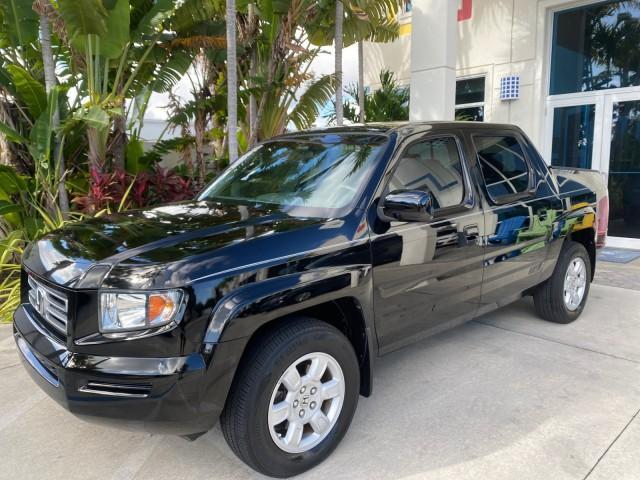 2007 Formal Black /Gray Honda Ridgeline RTL w/Leather 1 OWNER FL (2HJYK16557H) with an 3.5L SOHC PGM-FI 24-Valve VTEC V6 Engine engine, Automatic transmission, located at 4701 North Dixie Hwy, Pompano Beach, FL, 33064, (954) 422-2889, 26.240938, -80.123474 - OUR WEBPAGE FLORIDACARS1.COM HAS OVER 100 PHOTOS AND FREE CARFAX LINK 2007 HONDA RIDGELINE RTL 1 OWNER NEW $35,535 VIN: 2HJYK16557H543559 2 H J Y K 1 6 5 5 7 H 5 4 3 5 5 9 CREW PICKUP 3.5L V6 F SOHC 24V GASOLINE 21 MPG FRONT WHEEL DRIVE W/ 4X4 Features ABS Brakes Air Conditioning Alloy Wheels AM/FM - Photo#30