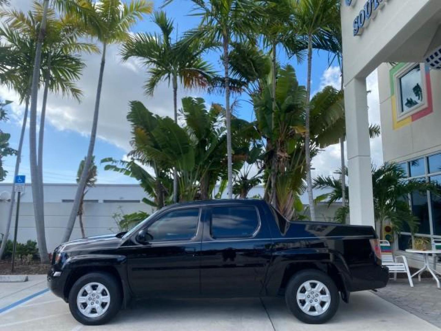 2007 Formal Black /Gray Honda Ridgeline RTL w/Leather 1 OWNER FL (2HJYK16557H) with an 3.5L SOHC PGM-FI 24-Valve VTEC V6 Engine engine, Automatic transmission, located at 4701 North Dixie Hwy, Pompano Beach, FL, 33064, (954) 422-2889, 26.240938, -80.123474 - OUR WEBPAGE FLORIDACARS1.COM HAS OVER 100 PHOTOS AND FREE CARFAX LINK 2007 HONDA RIDGELINE RTL 1 OWNER NEW $35,535 VIN: 2HJYK16557H543559 2 H J Y K 1 6 5 5 7 H 5 4 3 5 5 9 CREW PICKUP 3.5L V6 F SOHC 24V GASOLINE 21 MPG FRONT WHEEL DRIVE W/ 4X4 Features ABS Brakes Air Conditioning Alloy Wheels AM/FM - Photo#31