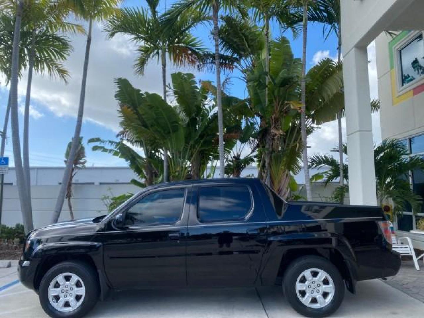 2007 Formal Black /Gray Honda Ridgeline RTL w/Leather 1 OWNER FL (2HJYK16557H) with an 3.5L SOHC PGM-FI 24-Valve VTEC V6 Engine engine, Automatic transmission, located at 4701 North Dixie Hwy, Pompano Beach, FL, 33064, (954) 422-2889, 26.240938, -80.123474 - OUR WEBPAGE FLORIDACARS1.COM HAS OVER 100 PHOTOS AND FREE CARFAX LINK 2007 HONDA RIDGELINE RTL 1 OWNER NEW $35,535 VIN: 2HJYK16557H543559 2 H J Y K 1 6 5 5 7 H 5 4 3 5 5 9 CREW PICKUP 3.5L V6 F SOHC 24V GASOLINE 21 MPG FRONT WHEEL DRIVE W/ 4X4 Features ABS Brakes Air Conditioning Alloy Wheels AM/FM - Photo#32