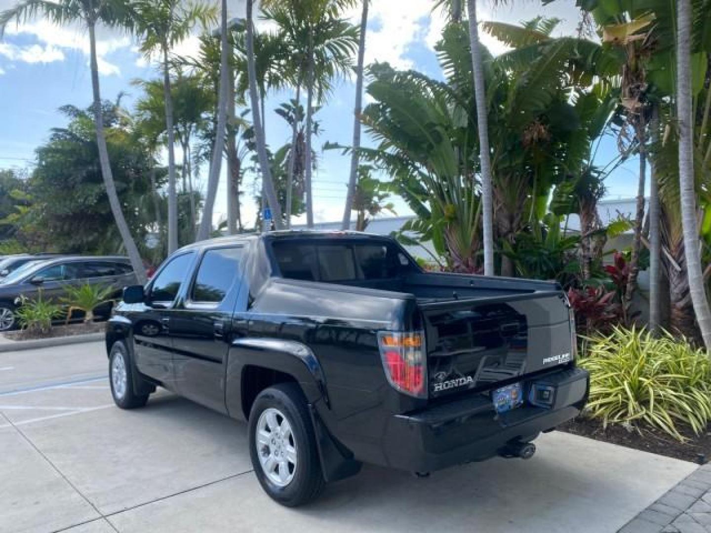 2007 Formal Black /Gray Honda Ridgeline RTL w/Leather 1 OWNER FL (2HJYK16557H) with an 3.5L SOHC PGM-FI 24-Valve VTEC V6 Engine engine, Automatic transmission, located at 4701 North Dixie Hwy, Pompano Beach, FL, 33064, (954) 422-2889, 26.240938, -80.123474 - OUR WEBPAGE FLORIDACARS1.COM HAS OVER 100 PHOTOS AND FREE CARFAX LINK 2007 HONDA RIDGELINE RTL 1 OWNER NEW $35,535 VIN: 2HJYK16557H543559 2 H J Y K 1 6 5 5 7 H 5 4 3 5 5 9 CREW PICKUP 3.5L V6 F SOHC 24V GASOLINE 21 MPG FRONT WHEEL DRIVE W/ 4X4 Features ABS Brakes Air Conditioning Alloy Wheels AM/FM - Photo#33