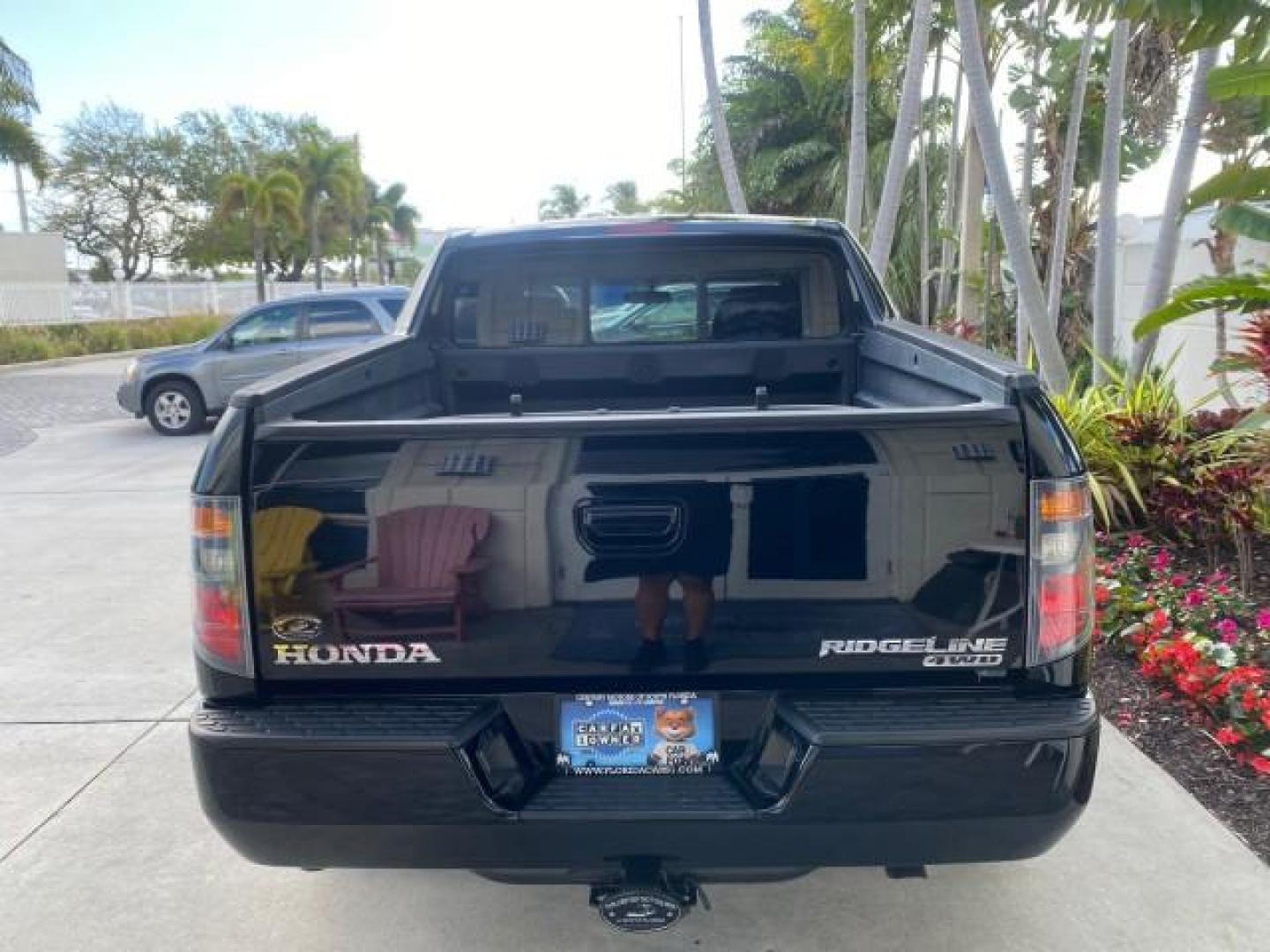 2007 Formal Black /Gray Honda Ridgeline RTL w/Leather 1 OWNER FL (2HJYK16557H) with an 3.5L SOHC PGM-FI 24-Valve VTEC V6 Engine engine, Automatic transmission, located at 4701 North Dixie Hwy, Pompano Beach, FL, 33064, (954) 422-2889, 26.240938, -80.123474 - OUR WEBPAGE FLORIDACARS1.COM HAS OVER 100 PHOTOS AND FREE CARFAX LINK 2007 HONDA RIDGELINE RTL 1 OWNER NEW $35,535 VIN: 2HJYK16557H543559 2 H J Y K 1 6 5 5 7 H 5 4 3 5 5 9 CREW PICKUP 3.5L V6 F SOHC 24V GASOLINE 21 MPG FRONT WHEEL DRIVE W/ 4X4 Features ABS Brakes Air Conditioning Alloy Wheels AM/FM - Photo#36
