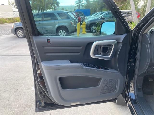 2007 Formal Black /Gray Honda Ridgeline RTL w/Leather 1 OWNER FL (2HJYK16557H) with an 3.5L SOHC PGM-FI 24-Valve VTEC V6 Engine engine, Automatic transmission, located at 4701 North Dixie Hwy, Pompano Beach, FL, 33064, (954) 422-2889, 26.240938, -80.123474 - OUR WEBPAGE FLORIDACARS1.COM HAS OVER 100 PHOTOS AND FREE CARFAX LINK 2007 HONDA RIDGELINE RTL 1 OWNER NEW $35,535 VIN: 2HJYK16557H543559 2 H J Y K 1 6 5 5 7 H 5 4 3 5 5 9 CREW PICKUP 3.5L V6 F SOHC 24V GASOLINE 21 MPG FRONT WHEEL DRIVE W/ 4X4 Features ABS Brakes Air Conditioning Alloy Wheels AM/FM - Photo#42