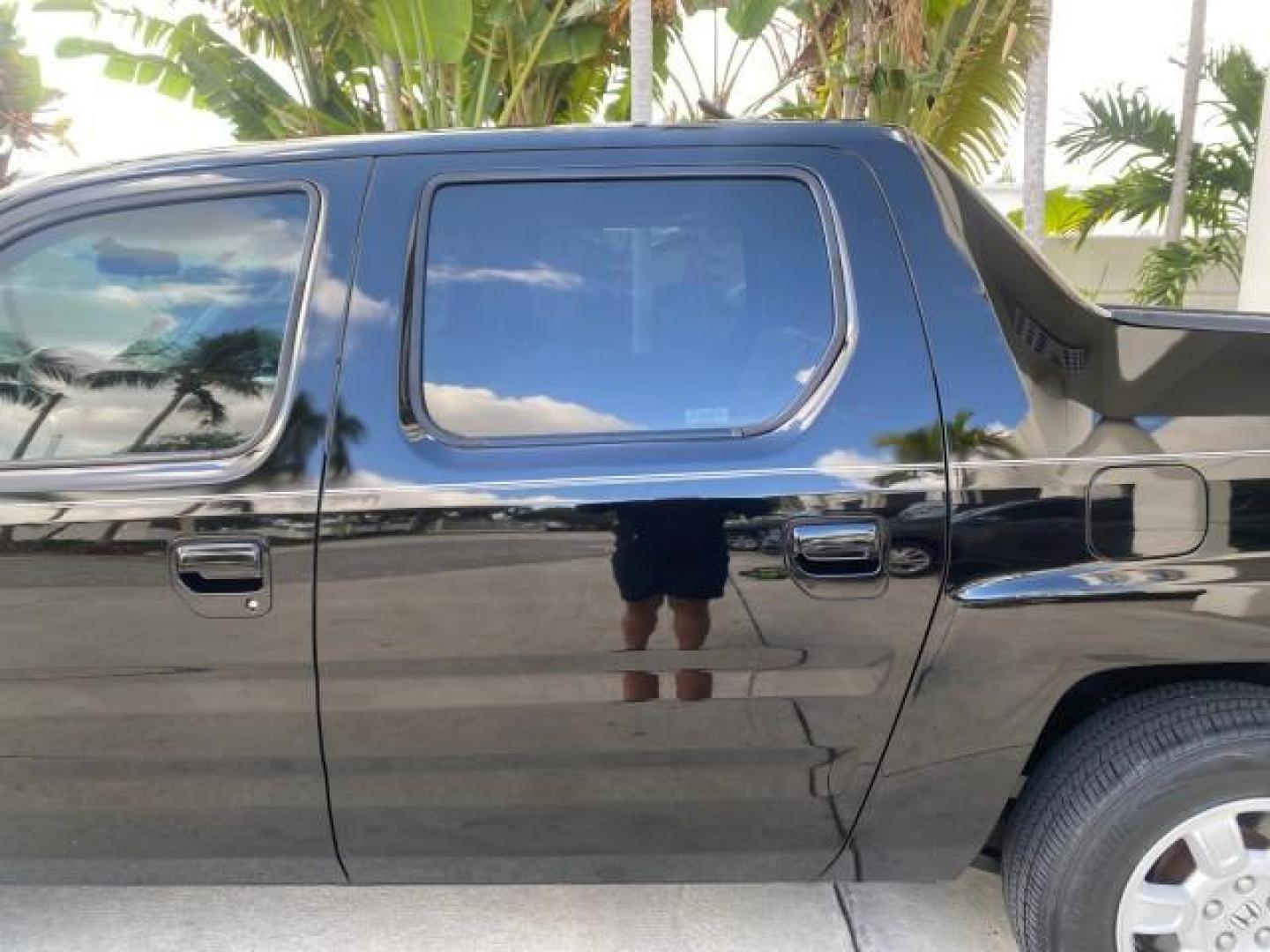 2007 Formal Black /Gray Honda Ridgeline RTL w/Leather 1 OWNER FL (2HJYK16557H) with an 3.5L SOHC PGM-FI 24-Valve VTEC V6 Engine engine, Automatic transmission, located at 4701 North Dixie Hwy, Pompano Beach, FL, 33064, (954) 422-2889, 26.240938, -80.123474 - OUR WEBPAGE FLORIDACARS1.COM HAS OVER 100 PHOTOS AND FREE CARFAX LINK 2007 HONDA RIDGELINE RTL 1 OWNER NEW $35,535 VIN: 2HJYK16557H543559 2 H J Y K 1 6 5 5 7 H 5 4 3 5 5 9 CREW PICKUP 3.5L V6 F SOHC 24V GASOLINE 21 MPG FRONT WHEEL DRIVE W/ 4X4 Features ABS Brakes Air Conditioning Alloy Wheels AM/FM - Photo#79