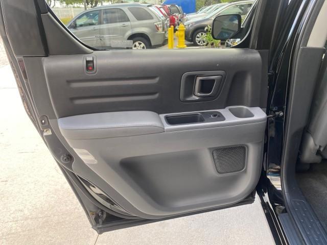 2007 Formal Black /Gray Honda Ridgeline RTL w/Leather 1 OWNER FL (2HJYK16557H) with an 3.5L SOHC PGM-FI 24-Valve VTEC V6 Engine engine, Automatic transmission, located at 4701 North Dixie Hwy, Pompano Beach, FL, 33064, (954) 422-2889, 26.240938, -80.123474 - OUR WEBPAGE FLORIDACARS1.COM HAS OVER 100 PHOTOS AND FREE CARFAX LINK 2007 HONDA RIDGELINE RTL 1 OWNER NEW $35,535 VIN: 2HJYK16557H543559 2 H J Y K 1 6 5 5 7 H 5 4 3 5 5 9 CREW PICKUP 3.5L V6 F SOHC 24V GASOLINE 21 MPG FRONT WHEEL DRIVE W/ 4X4 Features ABS Brakes Air Conditioning Alloy Wheels AM/FM - Photo#81