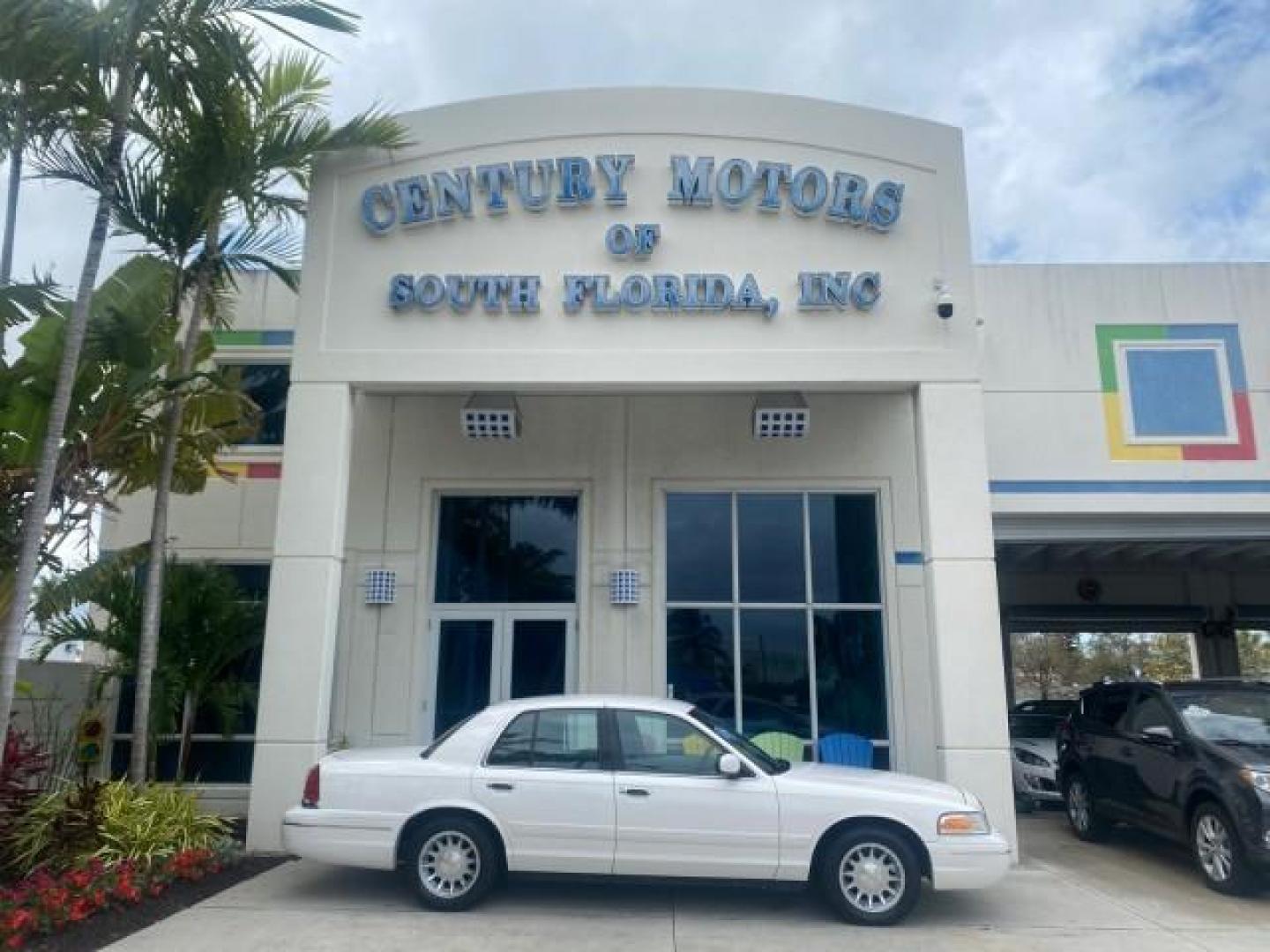1999 Vibrant White /Lt/Med Parchment Ford Crown Victoria LX LOW MILES 61,537 (2FAFP74W6XX) with an 4.6L SMPI V8 Engine engine, Automatic transmission, located at 4701 North Dixie Hwy, Pompano Beach, FL, 33064, (954) 422-2889, 26.240938, -80.123474 - OUR WEBPAGE FLORIDACARS1.COM HAS OVER 100 PHOTOS AND FREE CARFAX LINK 1999 FORD CROWN VICTORIA LX VIN: 2FAFP74W6XX154498 2 F A F P 7 4 W 6 X X 1 5 4 4 9 8 SEDAN 4 DR 4.6L V8 F GASOLINE 26 MPG REAR WHEEL DRIVE Features ABS Brakes Air Conditioning AM/FM Stereo Automatic Transmission Cassette Player CD - Photo#0