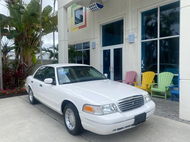1999 Vibrant White /Lt/Med Parchment Ford Crown Victoria LX LOW MILES 61,537 (2FAFP74W6XX) with an 4.6L SMPI V8 Engine engine, Automatic transmission, located at 4701 North Dixie Hwy, Pompano Beach, FL, 33064, (954) 422-2889, 26.240938, -80.123474 - OUR WEBPAGE FLORIDACARS1.COM HAS OVER 100 PHOTOS AND FREE CARFAX LINK 1999 FORD CROWN VICTORIA LX VIN: 2FAFP74W6XX154498 2 F A F P 7 4 W 6 X X 1 5 4 4 9 8 SEDAN 4 DR 4.6L V8 F GASOLINE 26 MPG REAR WHEEL DRIVE Features ABS Brakes Air Conditioning AM/FM Stereo Automatic Transmission Cassette Player CD - Photo#1
