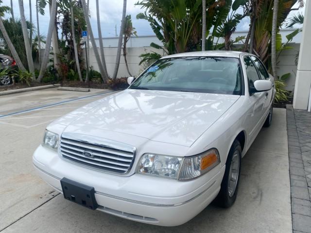 1999 Vibrant White /Lt/Med Parchment Ford Crown Victoria LX LOW MILES 61,537 (2FAFP74W6XX) with an 4.6L SMPI V8 Engine engine, Automatic transmission, located at 4701 North Dixie Hwy, Pompano Beach, FL, 33064, (954) 422-2889, 26.240938, -80.123474 - OUR WEBPAGE FLORIDACARS1.COM HAS OVER 100 PHOTOS AND FREE CARFAX LINK 1999 FORD CROWN VICTORIA LX VIN: 2FAFP74W6XX154498 2 F A F P 7 4 W 6 X X 1 5 4 4 9 8 SEDAN 4 DR 4.6L V8 F GASOLINE 26 MPG REAR WHEEL DRIVE Features ABS Brakes Air Conditioning AM/FM Stereo Automatic Transmission Cassette Player CD - Photo#3
