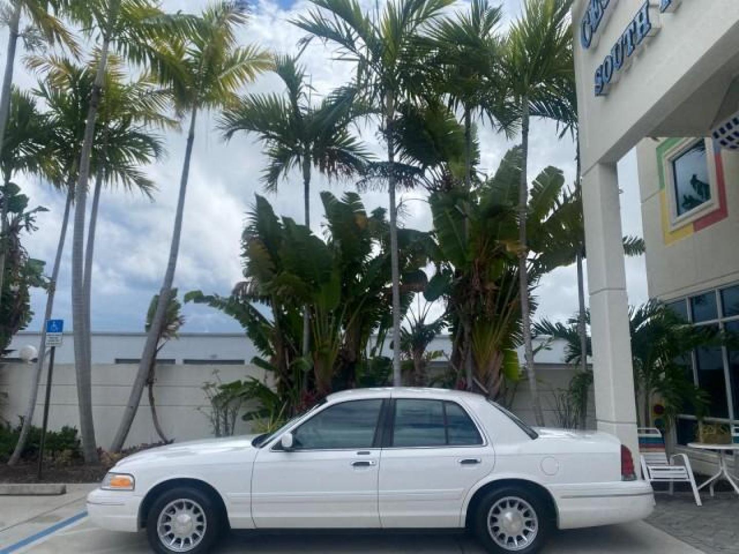 1999 Vibrant White /Lt/Med Parchment Ford Crown Victoria LX LOW MILES 61,537 (2FAFP74W6XX) with an 4.6L SMPI V8 Engine engine, Automatic transmission, located at 4701 North Dixie Hwy, Pompano Beach, FL, 33064, (954) 422-2889, 26.240938, -80.123474 - OUR WEBPAGE FLORIDACARS1.COM HAS OVER 100 PHOTOS AND FREE CARFAX LINK 1999 FORD CROWN VICTORIA LX VIN: 2FAFP74W6XX154498 2 F A F P 7 4 W 6 X X 1 5 4 4 9 8 SEDAN 4 DR 4.6L V8 F GASOLINE 26 MPG REAR WHEEL DRIVE Features ABS Brakes Air Conditioning AM/FM Stereo Automatic Transmission Cassette Player CD - Photo#4