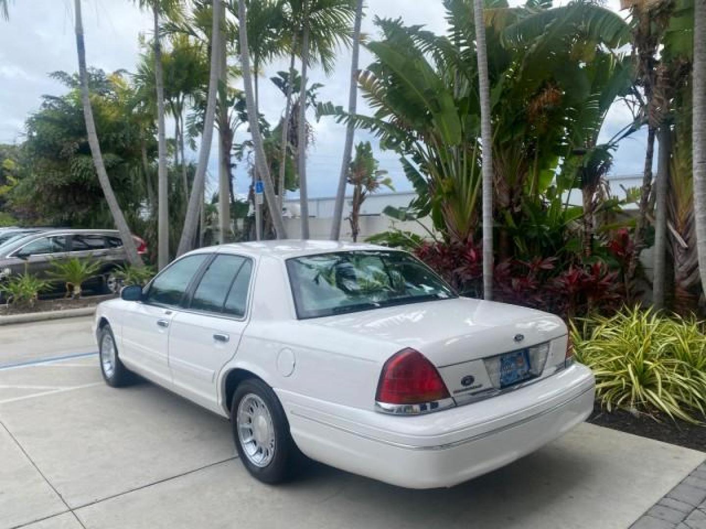 1999 Vibrant White /Lt/Med Parchment Ford Crown Victoria LX LOW MILES 61,537 (2FAFP74W6XX) with an 4.6L SMPI V8 Engine engine, Automatic transmission, located at 4701 North Dixie Hwy, Pompano Beach, FL, 33064, (954) 422-2889, 26.240938, -80.123474 - OUR WEBPAGE FLORIDACARS1.COM HAS OVER 100 PHOTOS AND FREE CARFAX LINK 1999 FORD CROWN VICTORIA LX VIN: 2FAFP74W6XX154498 2 F A F P 7 4 W 6 X X 1 5 4 4 9 8 SEDAN 4 DR 4.6L V8 F GASOLINE 26 MPG REAR WHEEL DRIVE Features ABS Brakes Air Conditioning AM/FM Stereo Automatic Transmission Cassette Player CD - Photo#5