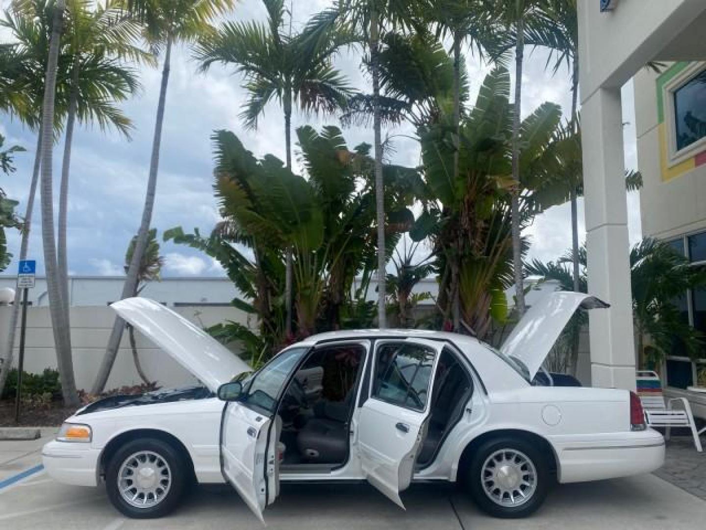 1999 Vibrant White /Lt/Med Parchment Ford Crown Victoria LX LOW MILES 61,537 (2FAFP74W6XX) with an 4.6L SMPI V8 Engine engine, Automatic transmission, located at 4701 North Dixie Hwy, Pompano Beach, FL, 33064, (954) 422-2889, 26.240938, -80.123474 - OUR WEBPAGE FLORIDACARS1.COM HAS OVER 100 PHOTOS AND FREE CARFAX LINK 1999 FORD CROWN VICTORIA LX VIN: 2FAFP74W6XX154498 2 F A F P 7 4 W 6 X X 1 5 4 4 9 8 SEDAN 4 DR 4.6L V8 F GASOLINE 26 MPG REAR WHEEL DRIVE Features ABS Brakes Air Conditioning AM/FM Stereo Automatic Transmission Cassette Player CD - Photo#8