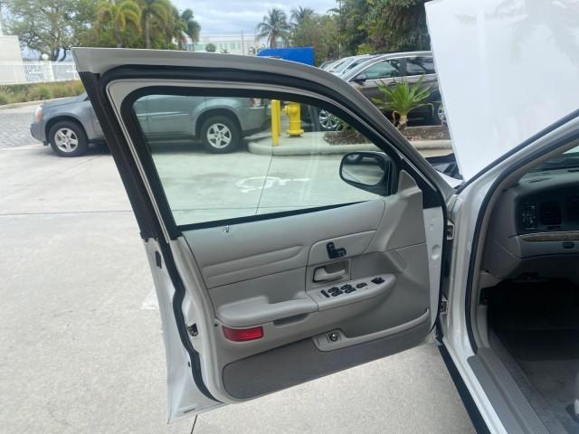 1999 Vibrant White /Lt/Med Parchment Ford Crown Victoria LX LOW MILES 61,537 (2FAFP74W6XX) with an 4.6L SMPI V8 Engine engine, Automatic transmission, located at 4701 North Dixie Hwy, Pompano Beach, FL, 33064, (954) 422-2889, 26.240938, -80.123474 - OUR WEBPAGE FLORIDACARS1.COM HAS OVER 100 PHOTOS AND FREE CARFAX LINK 1999 FORD CROWN VICTORIA LX VIN: 2FAFP74W6XX154498 2 F A F P 7 4 W 6 X X 1 5 4 4 9 8 SEDAN 4 DR 4.6L V8 F GASOLINE 26 MPG REAR WHEEL DRIVE Features ABS Brakes Air Conditioning AM/FM Stereo Automatic Transmission Cassette Player CD - Photo#9
