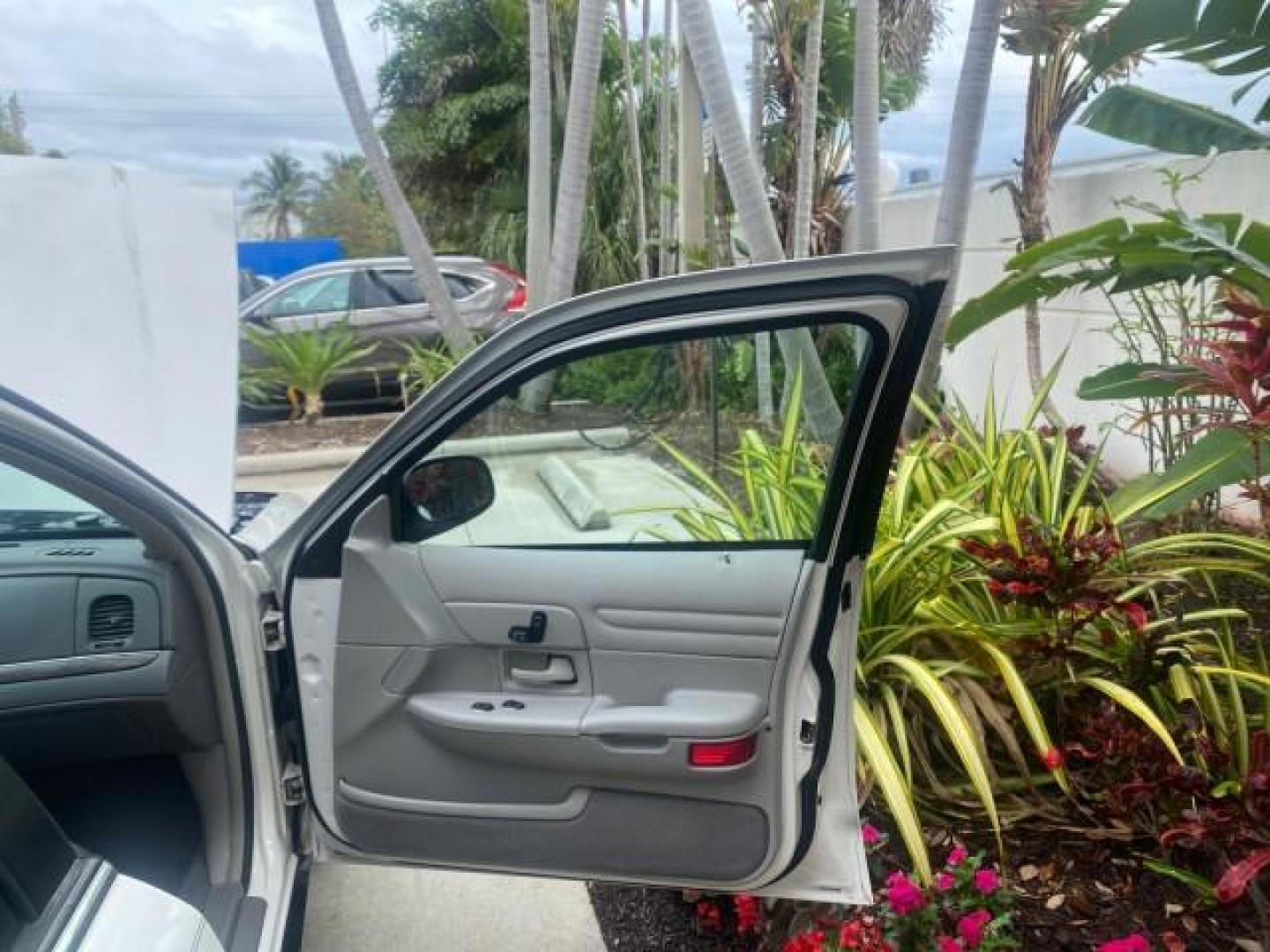 1999 Vibrant White /Lt/Med Parchment Ford Crown Victoria LX LOW MILES 61,537 (2FAFP74W6XX) with an 4.6L SMPI V8 Engine engine, Automatic transmission, located at 4701 North Dixie Hwy, Pompano Beach, FL, 33064, (954) 422-2889, 26.240938, -80.123474 - OUR WEBPAGE FLORIDACARS1.COM HAS OVER 100 PHOTOS AND FREE CARFAX LINK 1999 FORD CROWN VICTORIA LX VIN: 2FAFP74W6XX154498 2 F A F P 7 4 W 6 X X 1 5 4 4 9 8 SEDAN 4 DR 4.6L V8 F GASOLINE 26 MPG REAR WHEEL DRIVE Features ABS Brakes Air Conditioning AM/FM Stereo Automatic Transmission Cassette Player CD - Photo#11