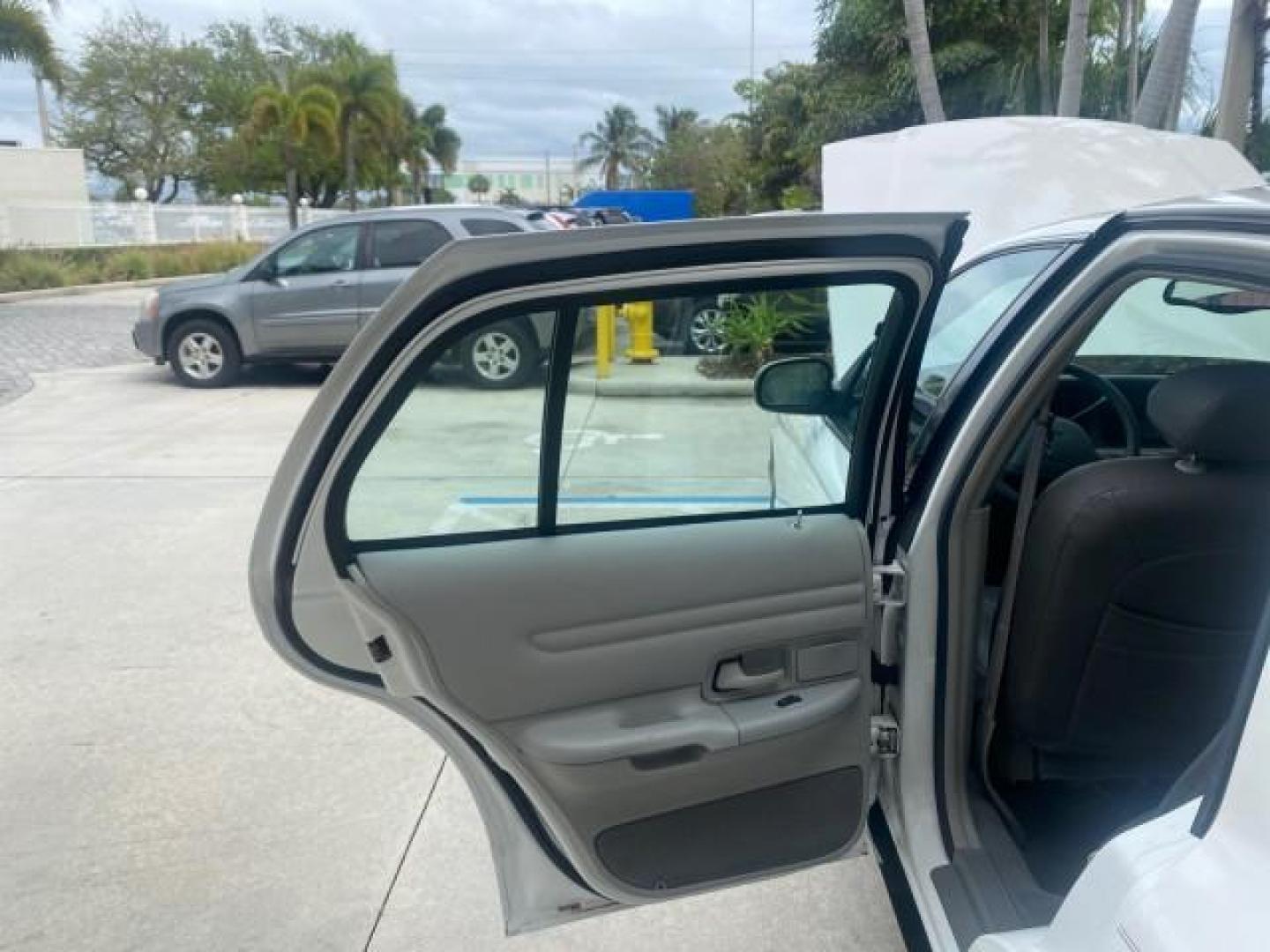 1999 Vibrant White /Lt/Med Parchment Ford Crown Victoria LX LOW MILES 61,537 (2FAFP74W6XX) with an 4.6L SMPI V8 Engine engine, Automatic transmission, located at 4701 North Dixie Hwy, Pompano Beach, FL, 33064, (954) 422-2889, 26.240938, -80.123474 - OUR WEBPAGE FLORIDACARS1.COM HAS OVER 100 PHOTOS AND FREE CARFAX LINK 1999 FORD CROWN VICTORIA LX VIN: 2FAFP74W6XX154498 2 F A F P 7 4 W 6 X X 1 5 4 4 9 8 SEDAN 4 DR 4.6L V8 F GASOLINE 26 MPG REAR WHEEL DRIVE Features ABS Brakes Air Conditioning AM/FM Stereo Automatic Transmission Cassette Player CD - Photo#13