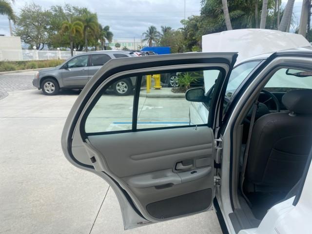 1999 Vibrant White /Lt/Med Parchment Ford Crown Victoria LX LOW MILES 61,537 (2FAFP74W6XX) with an 4.6L SMPI V8 Engine engine, Automatic transmission, located at 4701 North Dixie Hwy, Pompano Beach, FL, 33064, (954) 422-2889, 26.240938, -80.123474 - OUR WEBPAGE FLORIDACARS1.COM HAS OVER 100 PHOTOS AND FREE CARFAX LINK 1999 FORD CROWN VICTORIA LX VIN: 2FAFP74W6XX154498 2 F A F P 7 4 W 6 X X 1 5 4 4 9 8 SEDAN 4 DR 4.6L V8 F GASOLINE 26 MPG REAR WHEEL DRIVE Features ABS Brakes Air Conditioning AM/FM Stereo Automatic Transmission Cassette Player CD - Photo#13