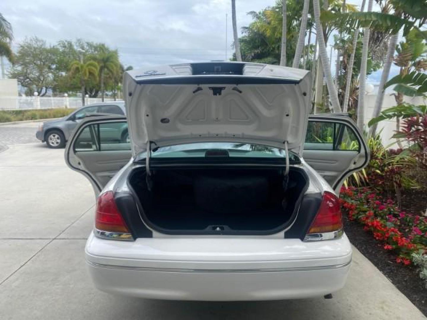 1999 Vibrant White /Lt/Med Parchment Ford Crown Victoria LX LOW MILES 61,537 (2FAFP74W6XX) with an 4.6L SMPI V8 Engine engine, Automatic transmission, located at 4701 North Dixie Hwy, Pompano Beach, FL, 33064, (954) 422-2889, 26.240938, -80.123474 - OUR WEBPAGE FLORIDACARS1.COM HAS OVER 100 PHOTOS AND FREE CARFAX LINK 1999 FORD CROWN VICTORIA LX VIN: 2FAFP74W6XX154498 2 F A F P 7 4 W 6 X X 1 5 4 4 9 8 SEDAN 4 DR 4.6L V8 F GASOLINE 26 MPG REAR WHEEL DRIVE Features ABS Brakes Air Conditioning AM/FM Stereo Automatic Transmission Cassette Player CD - Photo#15