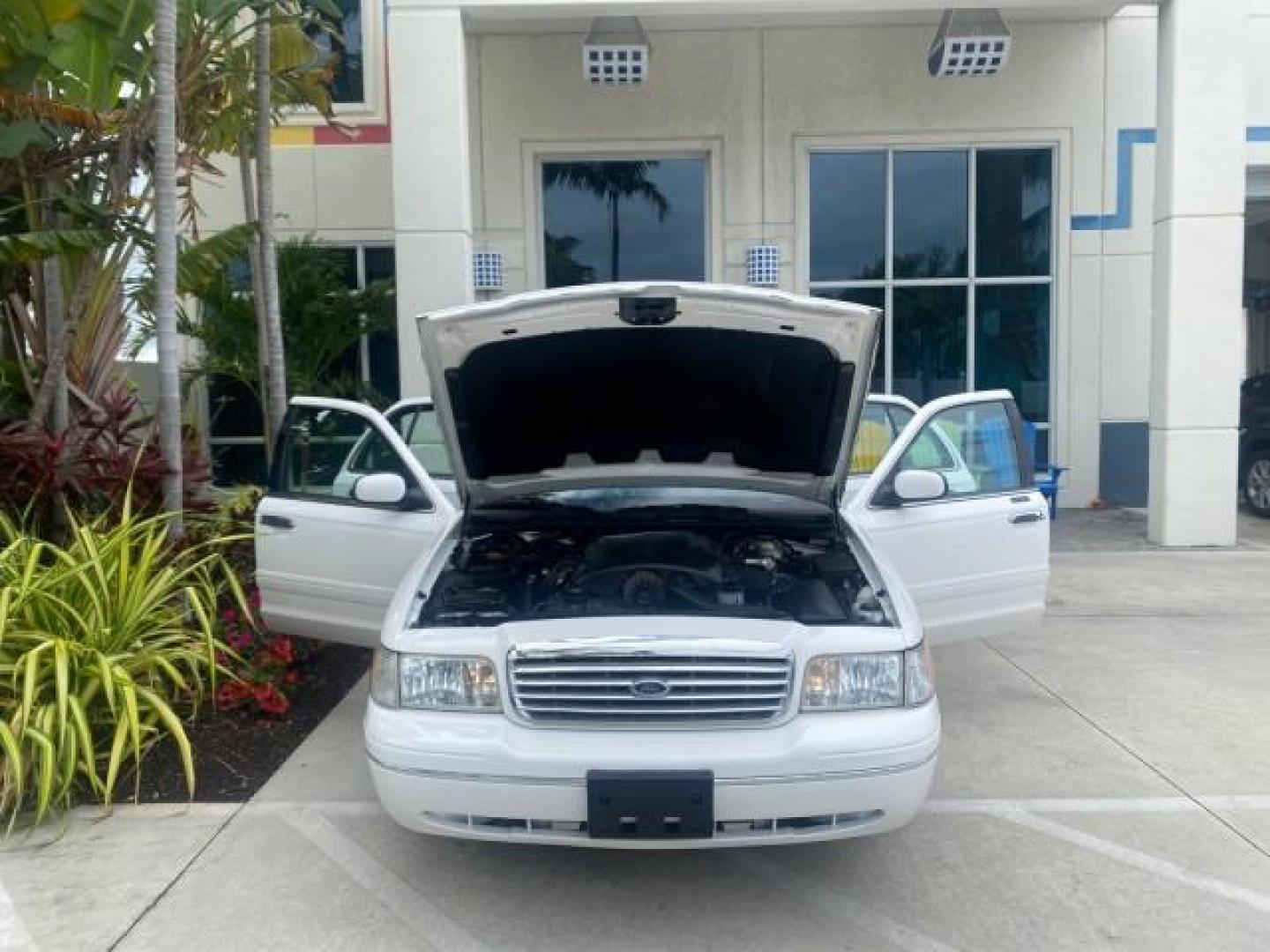 1999 Vibrant White /Lt/Med Parchment Ford Crown Victoria LX LOW MILES 61,537 (2FAFP74W6XX) with an 4.6L SMPI V8 Engine engine, Automatic transmission, located at 4701 North Dixie Hwy, Pompano Beach, FL, 33064, (954) 422-2889, 26.240938, -80.123474 - OUR WEBPAGE FLORIDACARS1.COM HAS OVER 100 PHOTOS AND FREE CARFAX LINK 1999 FORD CROWN VICTORIA LX VIN: 2FAFP74W6XX154498 2 F A F P 7 4 W 6 X X 1 5 4 4 9 8 SEDAN 4 DR 4.6L V8 F GASOLINE 26 MPG REAR WHEEL DRIVE Features ABS Brakes Air Conditioning AM/FM Stereo Automatic Transmission Cassette Player CD - Photo#16