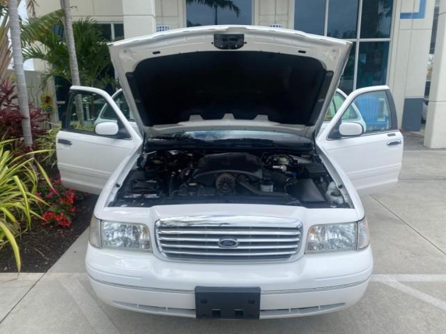 1999 Vibrant White /Lt/Med Parchment Ford Crown Victoria LX LOW MILES 61,537 (2FAFP74W6XX) with an 4.6L SMPI V8 Engine engine, Automatic transmission, located at 4701 North Dixie Hwy, Pompano Beach, FL, 33064, (954) 422-2889, 26.240938, -80.123474 - OUR WEBPAGE FLORIDACARS1.COM HAS OVER 100 PHOTOS AND FREE CARFAX LINK 1999 FORD CROWN VICTORIA LX VIN: 2FAFP74W6XX154498 2 F A F P 7 4 W 6 X X 1 5 4 4 9 8 SEDAN 4 DR 4.6L V8 F GASOLINE 26 MPG REAR WHEEL DRIVE Features ABS Brakes Air Conditioning AM/FM Stereo Automatic Transmission Cassette Player CD - Photo#17
