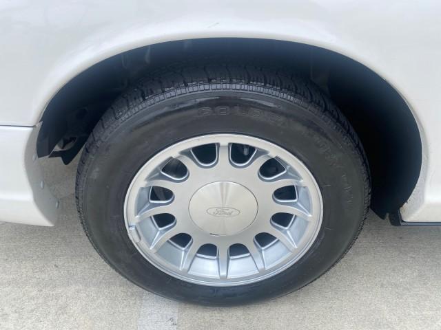 1999 Vibrant White /Lt/Med Parchment Ford Crown Victoria LX LOW MILES 61,537 (2FAFP74W6XX) with an 4.6L SMPI V8 Engine engine, Automatic transmission, located at 4701 North Dixie Hwy, Pompano Beach, FL, 33064, (954) 422-2889, 26.240938, -80.123474 - OUR WEBPAGE FLORIDACARS1.COM HAS OVER 100 PHOTOS AND FREE CARFAX LINK 1999 FORD CROWN VICTORIA LX VIN: 2FAFP74W6XX154498 2 F A F P 7 4 W 6 X X 1 5 4 4 9 8 SEDAN 4 DR 4.6L V8 F GASOLINE 26 MPG REAR WHEEL DRIVE Features ABS Brakes Air Conditioning AM/FM Stereo Automatic Transmission Cassette Player CD - Photo#19