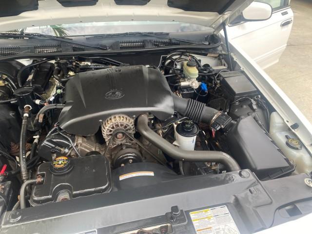 1999 Vibrant White /Lt/Med Parchment Ford Crown Victoria LX LOW MILES 61,537 (2FAFP74W6XX) with an 4.6L SMPI V8 Engine engine, Automatic transmission, located at 4701 North Dixie Hwy, Pompano Beach, FL, 33064, (954) 422-2889, 26.240938, -80.123474 - OUR WEBPAGE FLORIDACARS1.COM HAS OVER 100 PHOTOS AND FREE CARFAX LINK 1999 FORD CROWN VICTORIA LX VIN: 2FAFP74W6XX154498 2 F A F P 7 4 W 6 X X 1 5 4 4 9 8 SEDAN 4 DR 4.6L V8 F GASOLINE 26 MPG REAR WHEEL DRIVE Features ABS Brakes Air Conditioning AM/FM Stereo Automatic Transmission Cassette Player CD - Photo#25