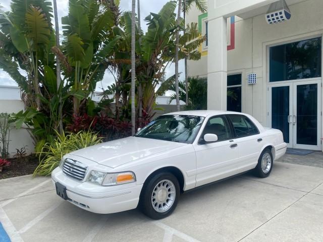 1999 Vibrant White /Lt/Med Parchment Ford Crown Victoria LX LOW MILES 61,537 (2FAFP74W6XX) with an 4.6L SMPI V8 Engine engine, Automatic transmission, located at 4701 North Dixie Hwy, Pompano Beach, FL, 33064, (954) 422-2889, 26.240938, -80.123474 - OUR WEBPAGE FLORIDACARS1.COM HAS OVER 100 PHOTOS AND FREE CARFAX LINK 1999 FORD CROWN VICTORIA LX VIN: 2FAFP74W6XX154498 2 F A F P 7 4 W 6 X X 1 5 4 4 9 8 SEDAN 4 DR 4.6L V8 F GASOLINE 26 MPG REAR WHEEL DRIVE Features ABS Brakes Air Conditioning AM/FM Stereo Automatic Transmission Cassette Player CD - Photo#28